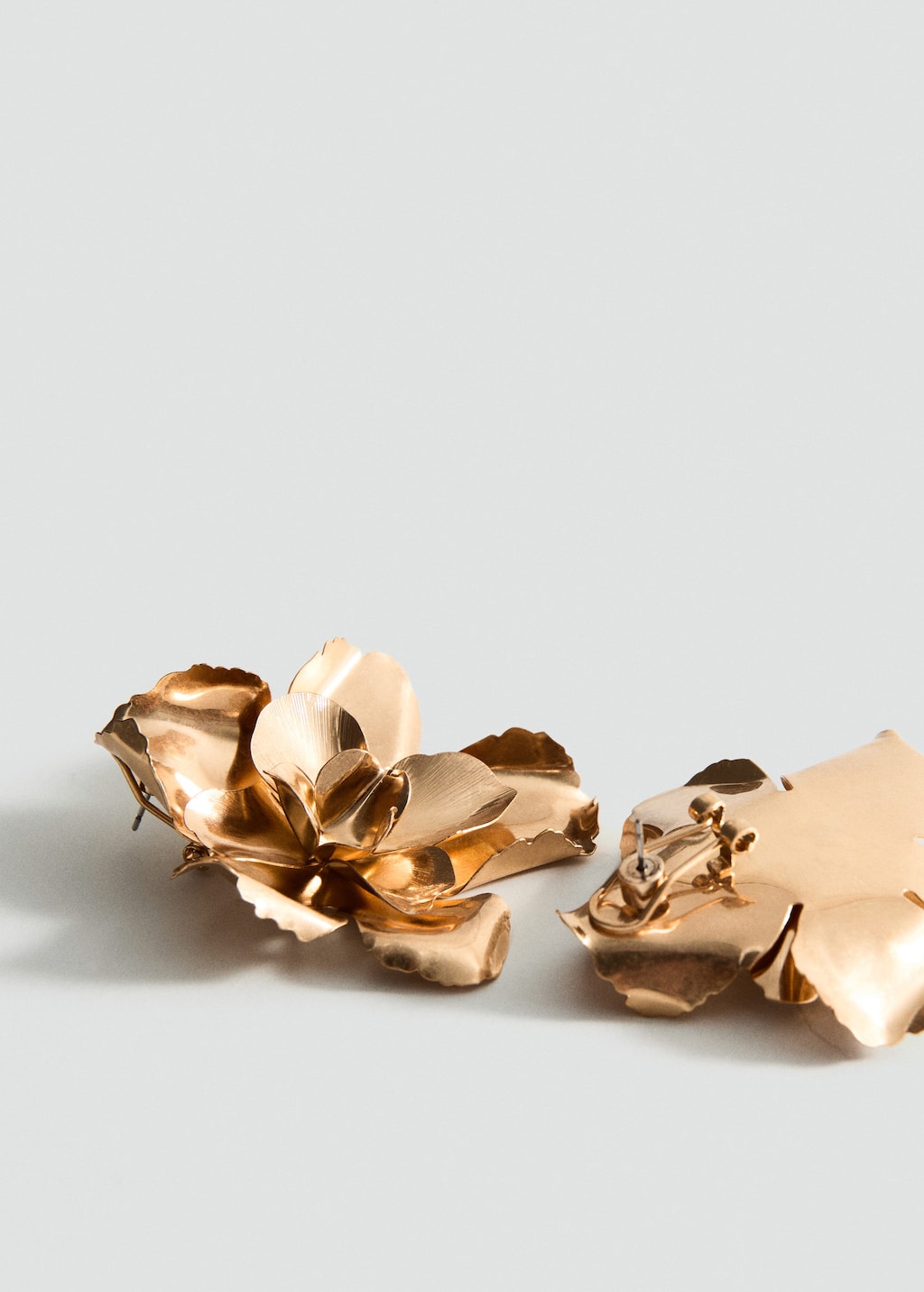 Mango Flower-design Earrings Gold