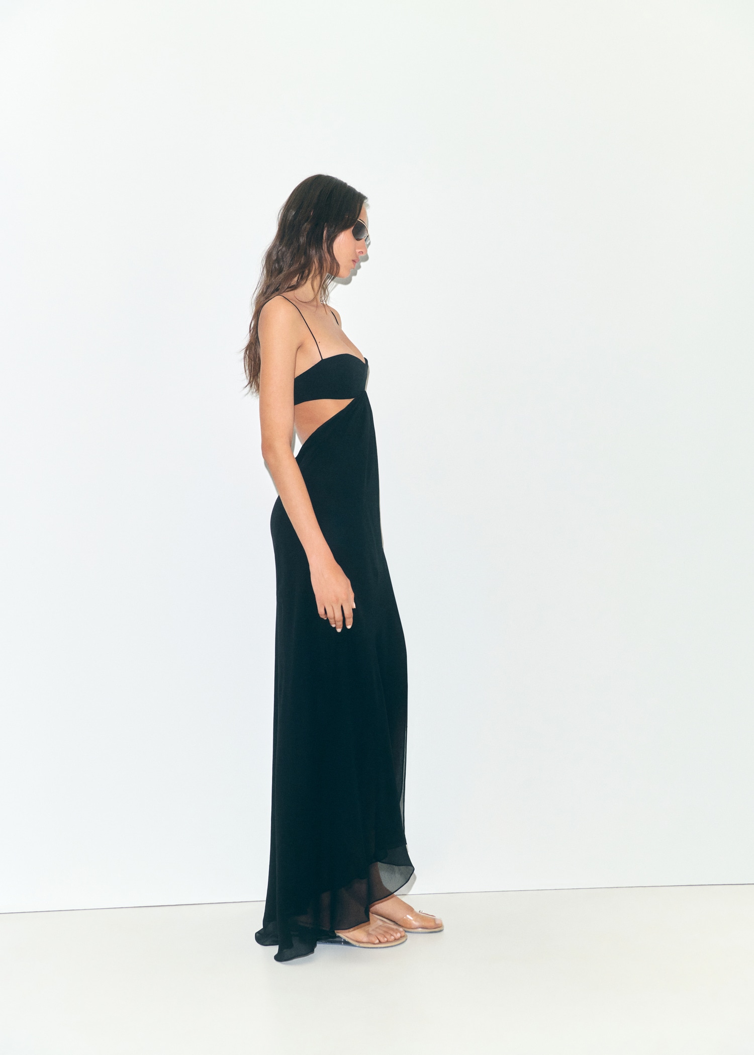 Vestido cut out bajo asimétrico - Plano general