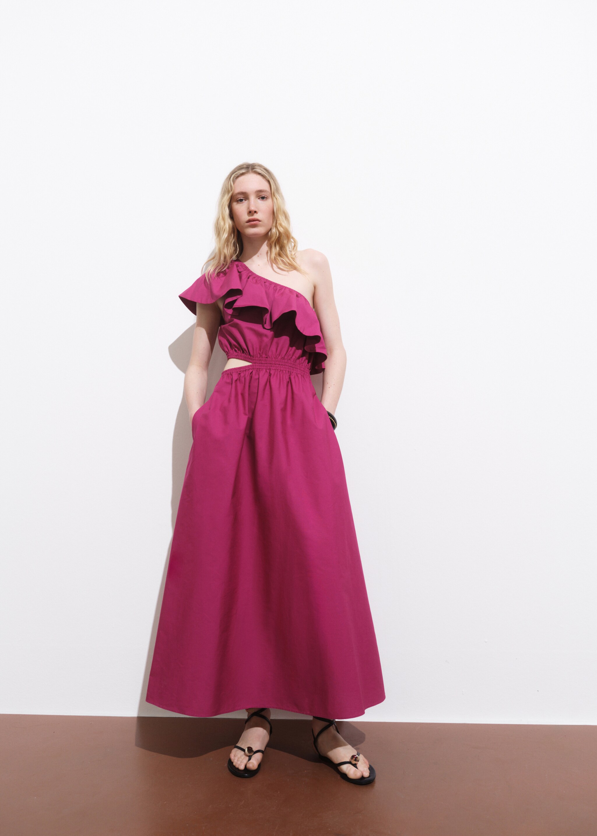 Asymmetrical dress with cut-out - General plane