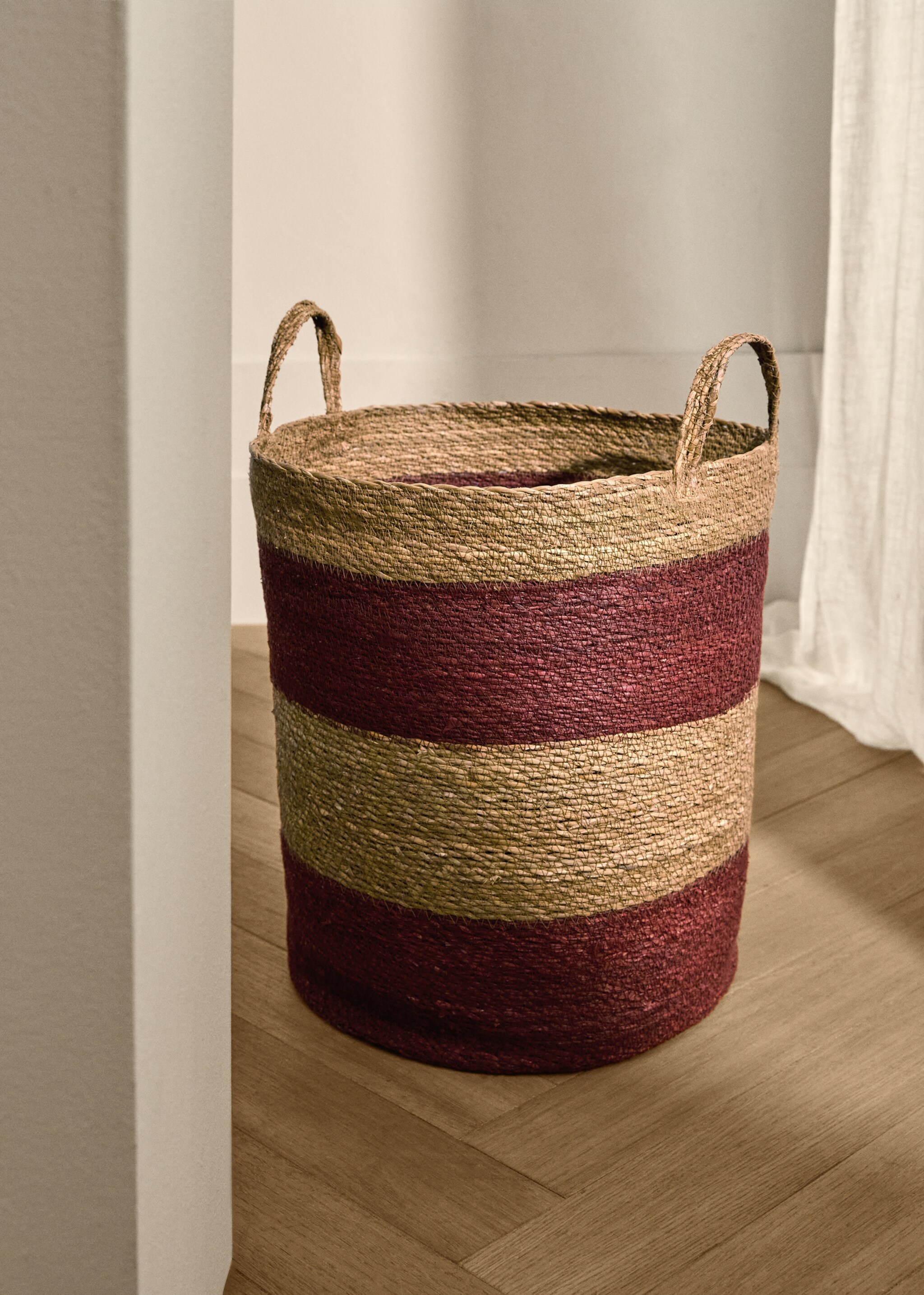 Round two-tone seagrass basket - General plane, Maroon. Ref: 17001537-00.