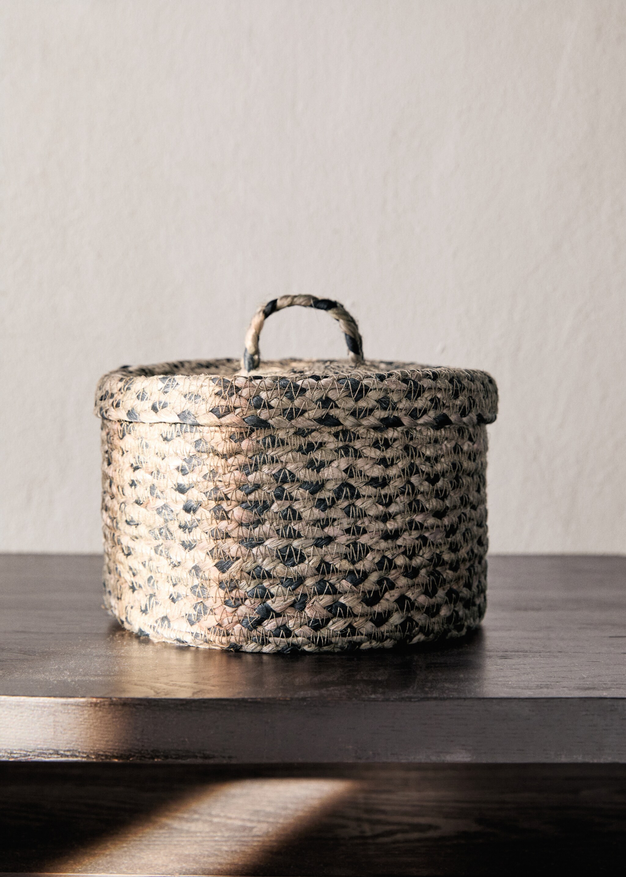 Medium melange jute basket with lid - General plane, Grey. Ref: 17001542-00.