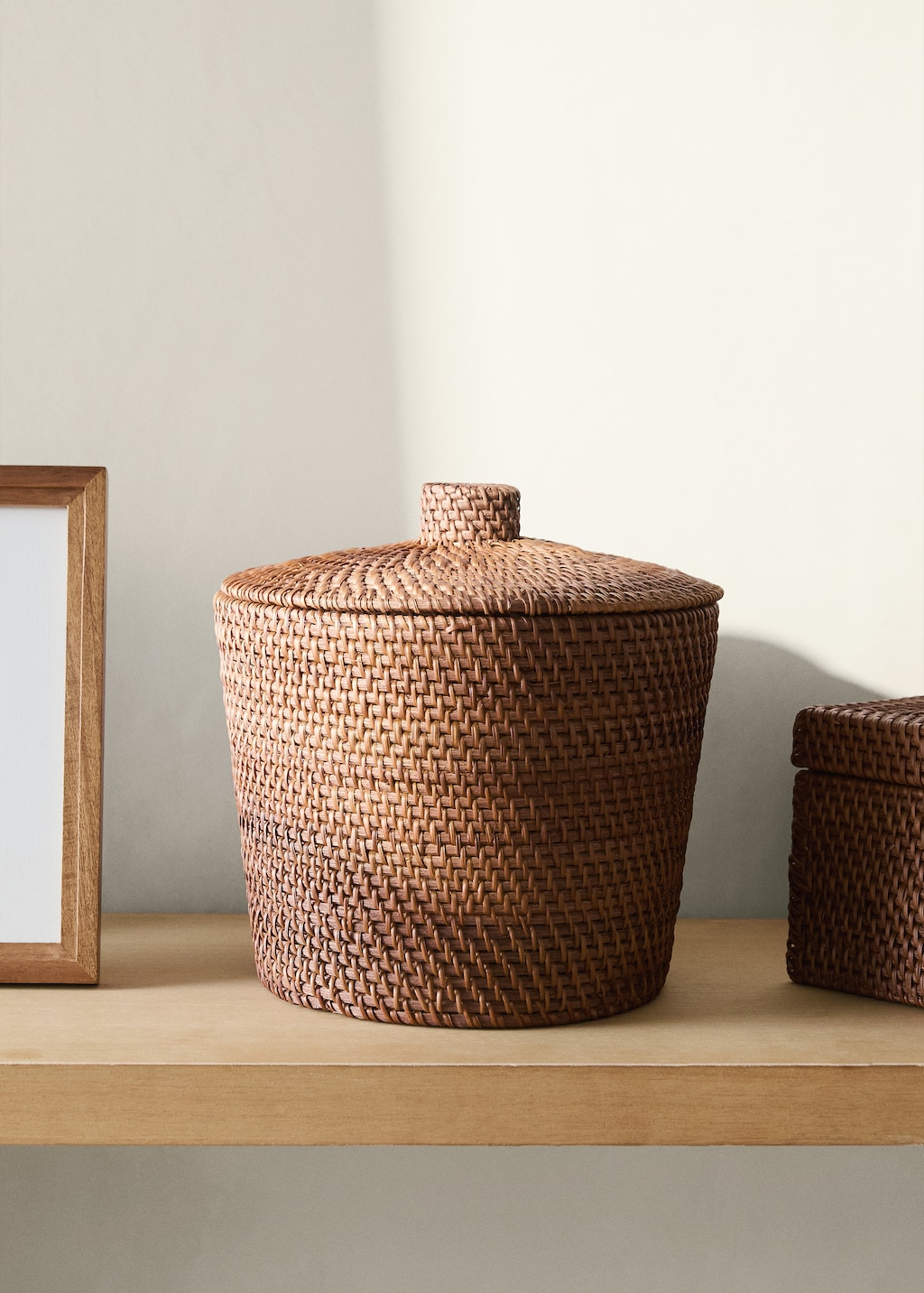 Fine rattan box with lid