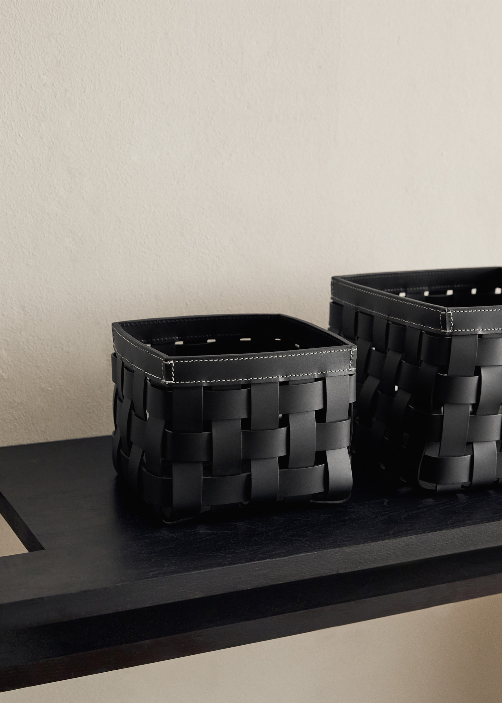 Kleine gevlochten leren mand - Overzichtstekening, Zwart. Ref: 17001564-00.