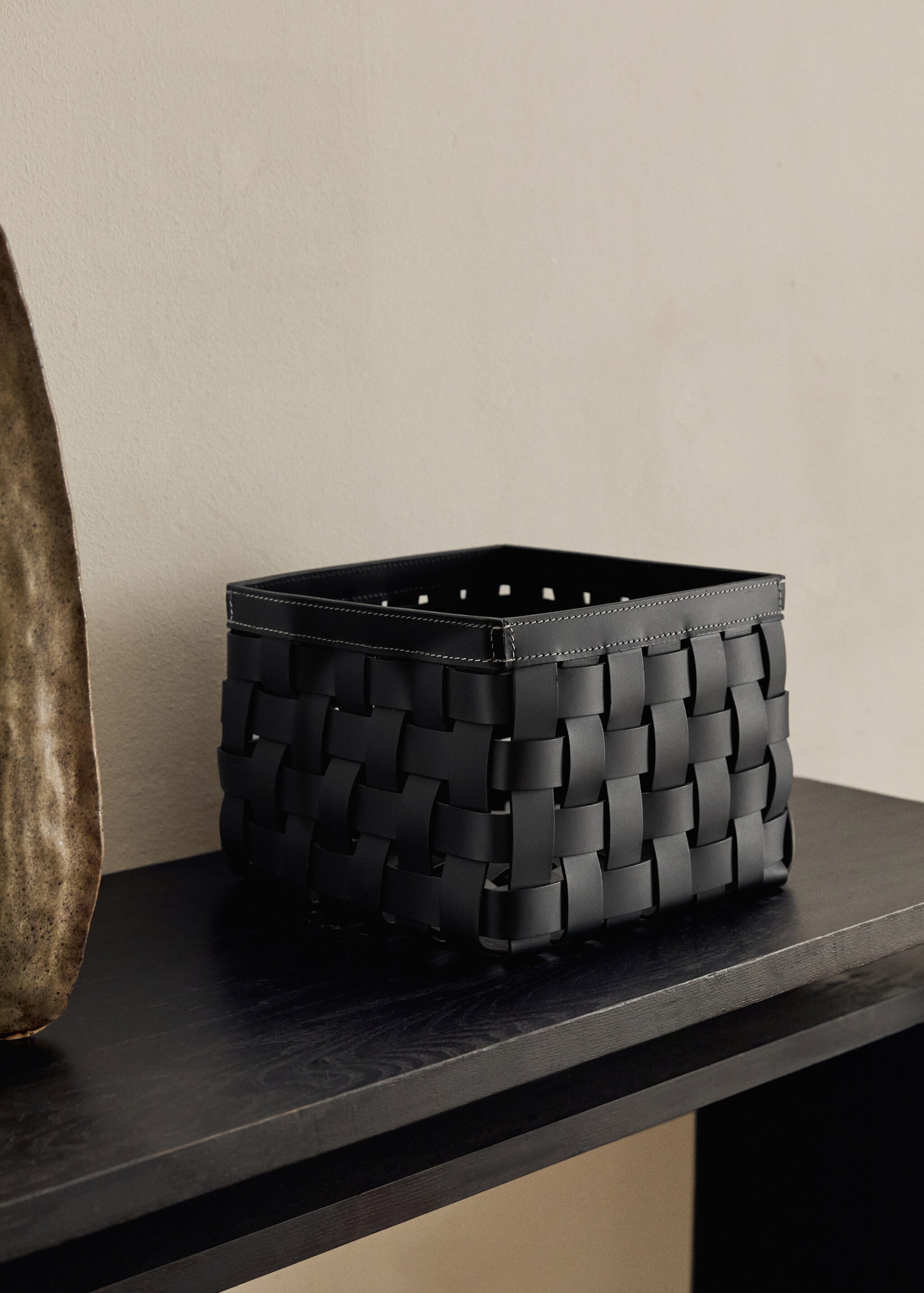Medium braided leather basket - General plane, Black. Ref: 17001565-00.