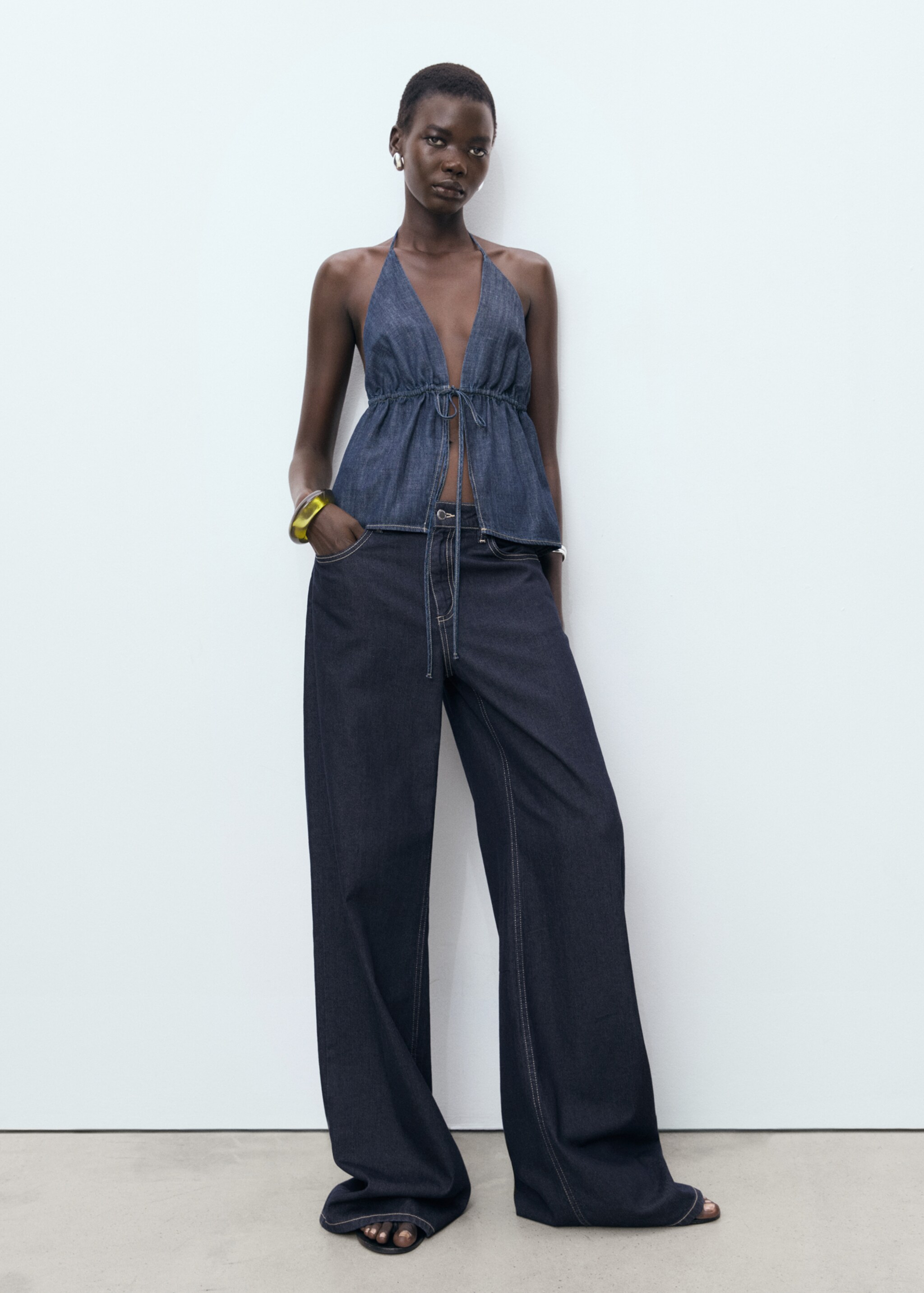 Denim-Top mit V-Ausschnitt und Schleife - Allgemeine Ansicht
