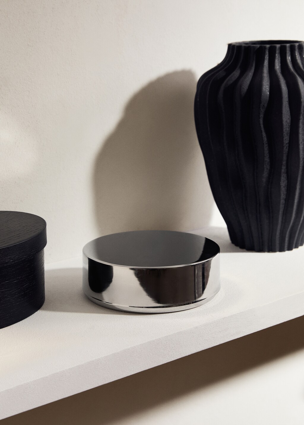 Medium round metal box