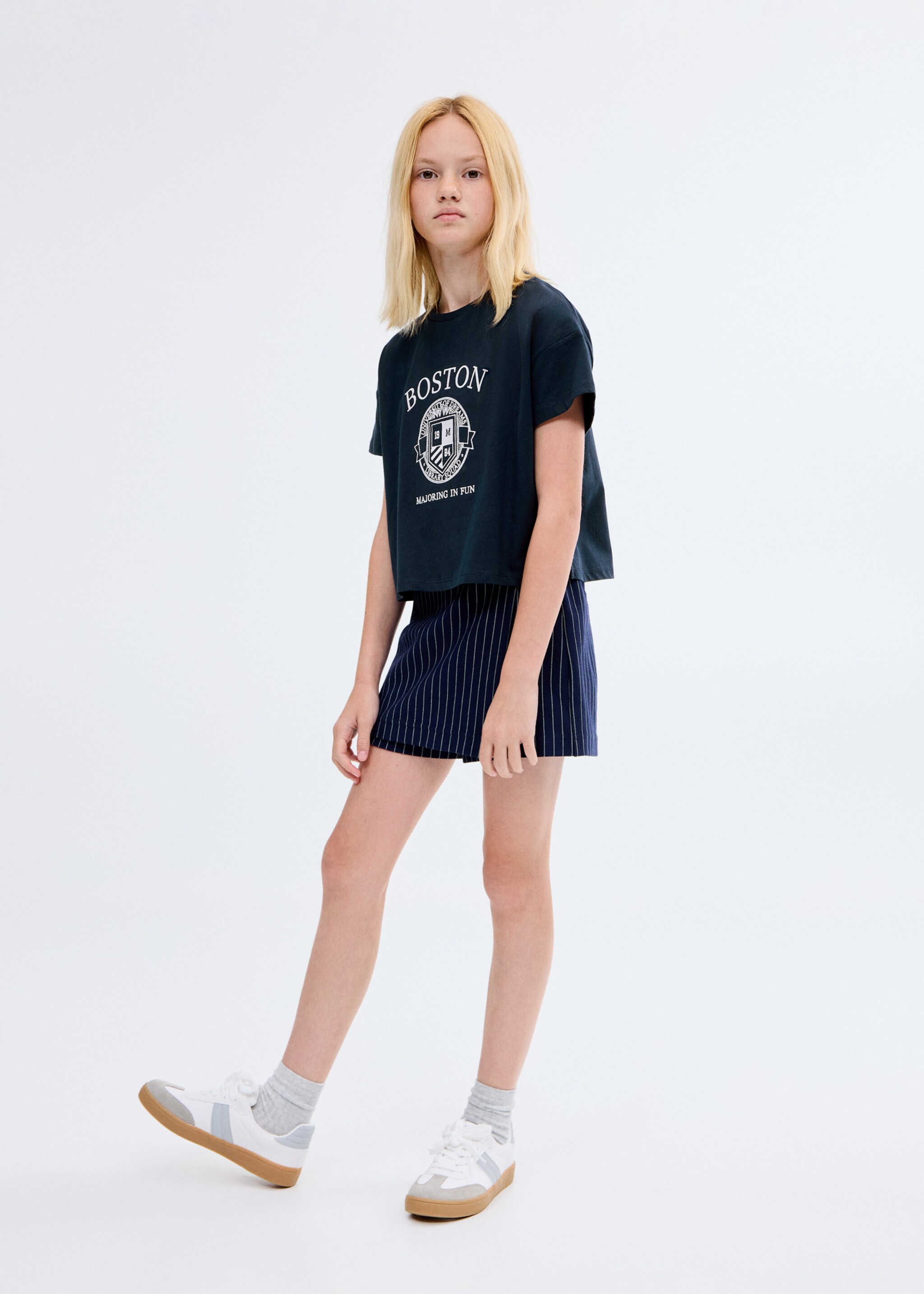 Tricou din bumbac brodat - Plan general