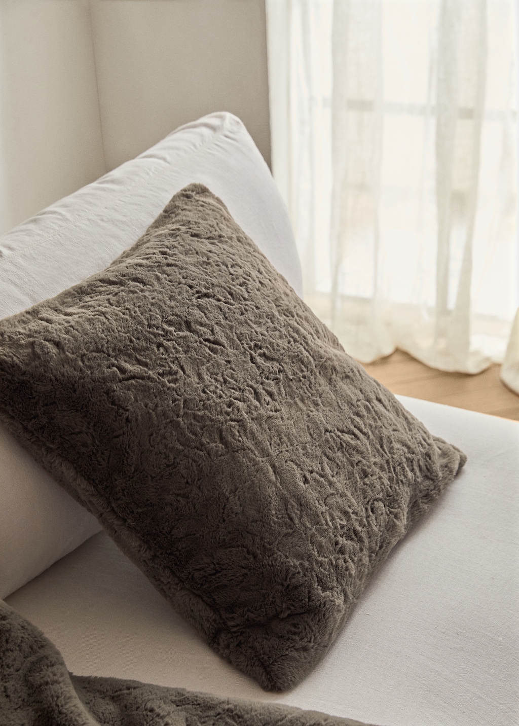 Faux-fur textured cushion cover 50x50 cm