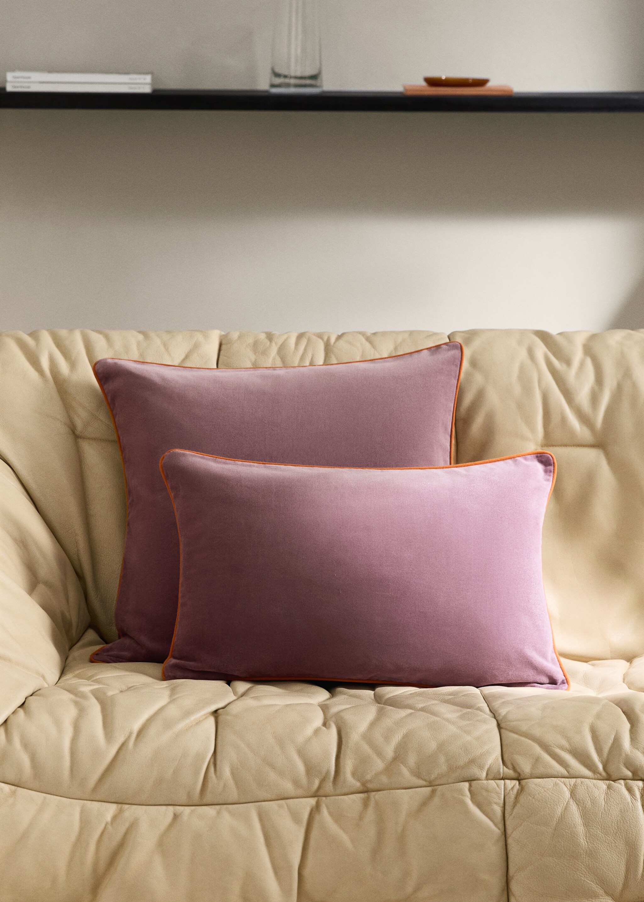 Velvet cushion cover with contrasting piping 30x50 cm - General plane
