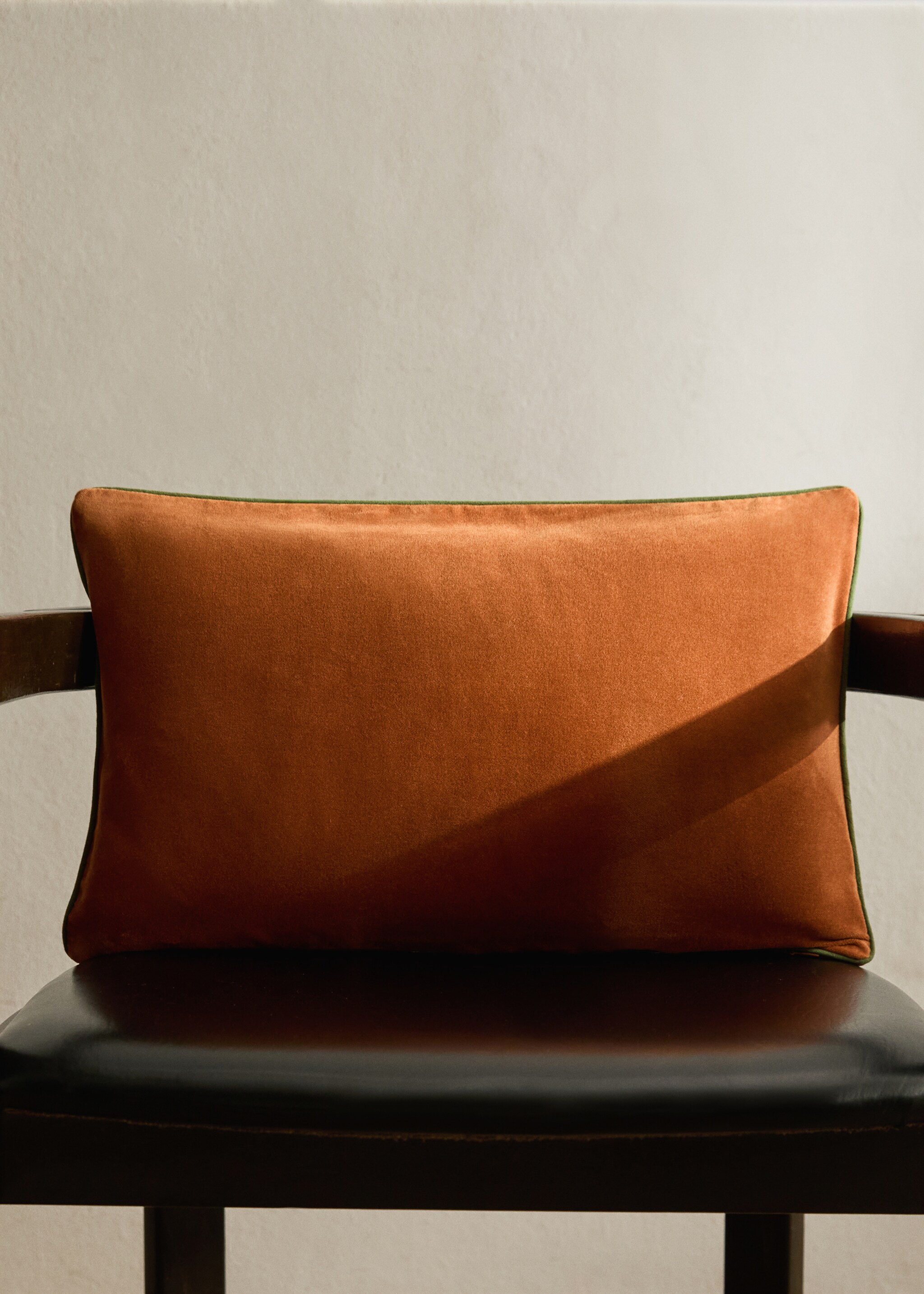 Velvet cushion cover with contrasting piping 30x50 cm - General plane, Burnt Orange. Ref: 17003332-00.
