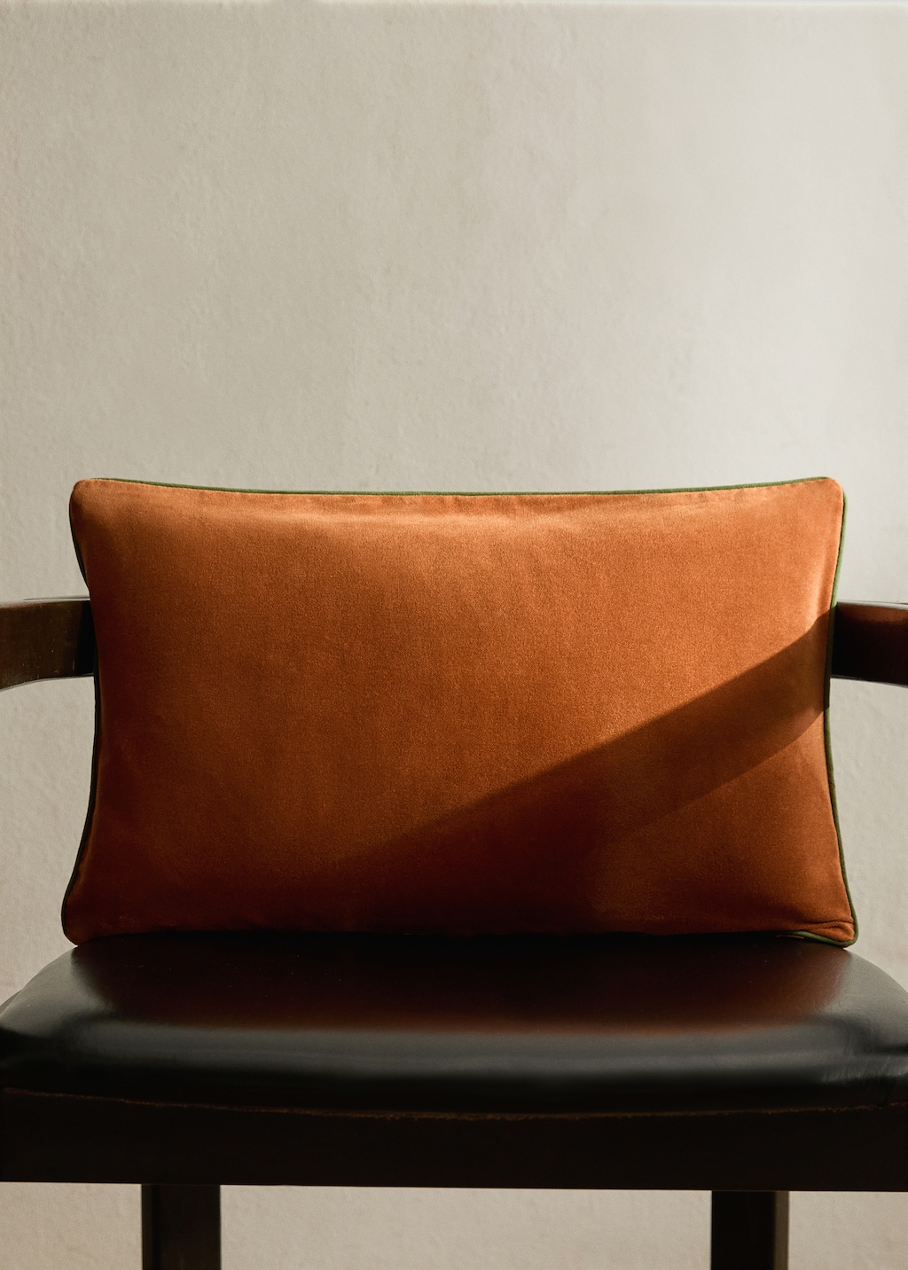 Velvet cushion cover with contrasting piping 30x50 cm