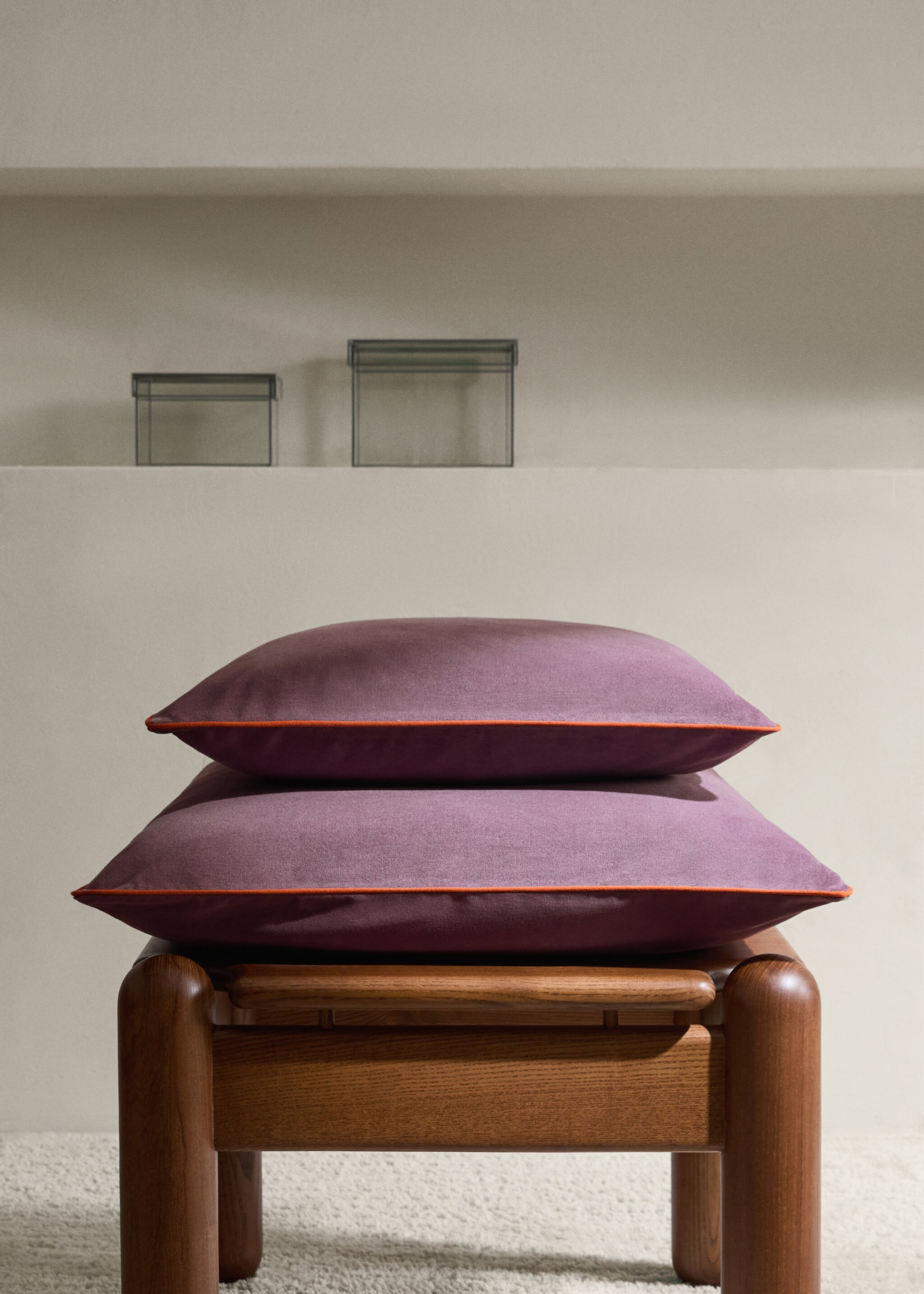 Velvet cushion cover with contrasting piping 60x60 cm - General plane