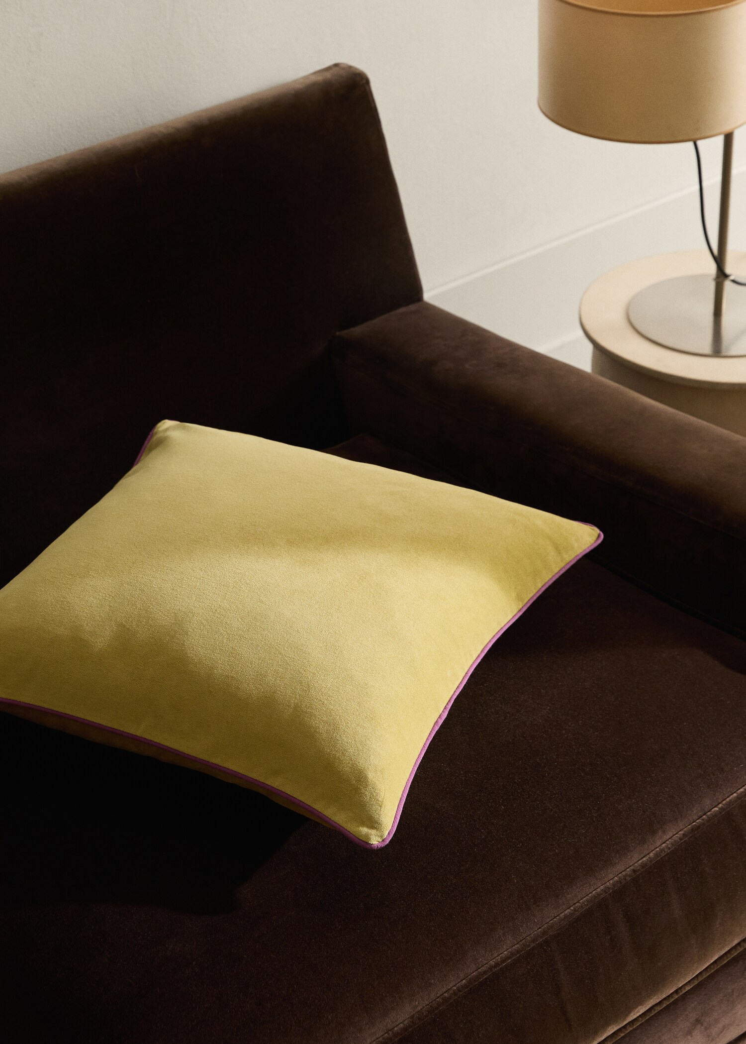 Velvet cushion cover with contrasting piping 60x60 cm - General plane