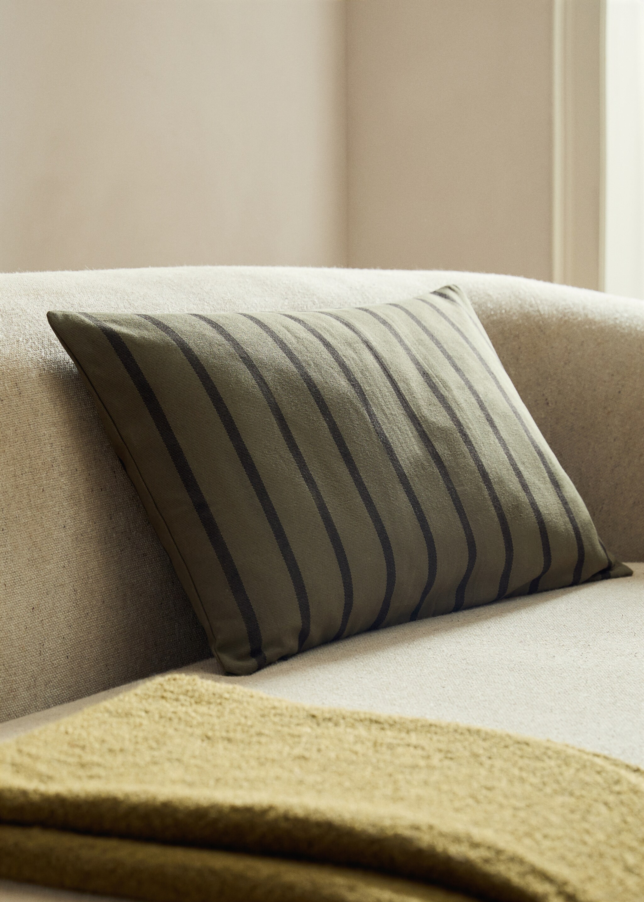 Povlak na polštářek z bavlny s dvoubarevnými pruhy 40x60 cm - Celkový náhled, Olivová. Ref: 17003344-00.