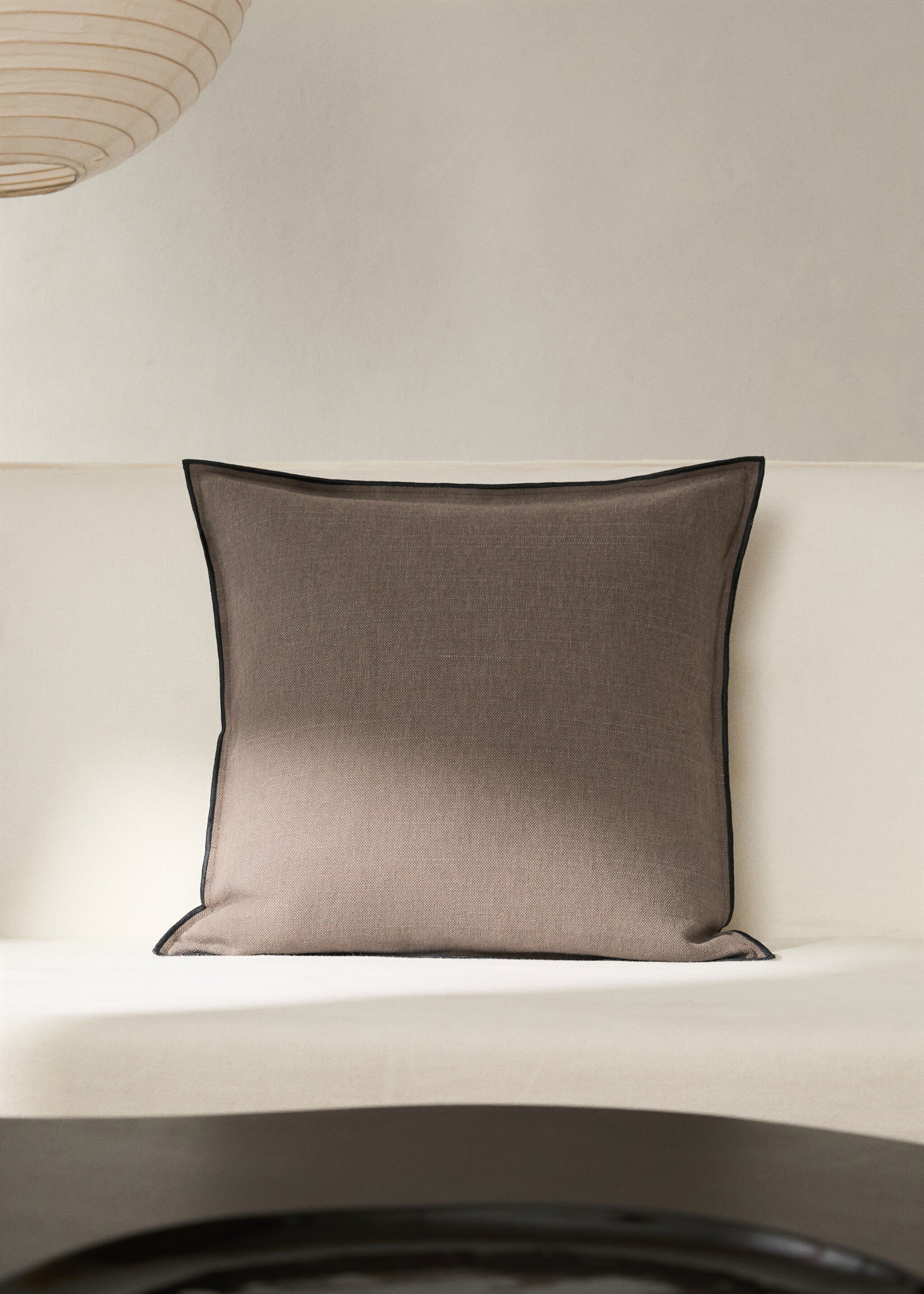 Cotton linen cushion cover with overlock tab 50x50 cm - General plane