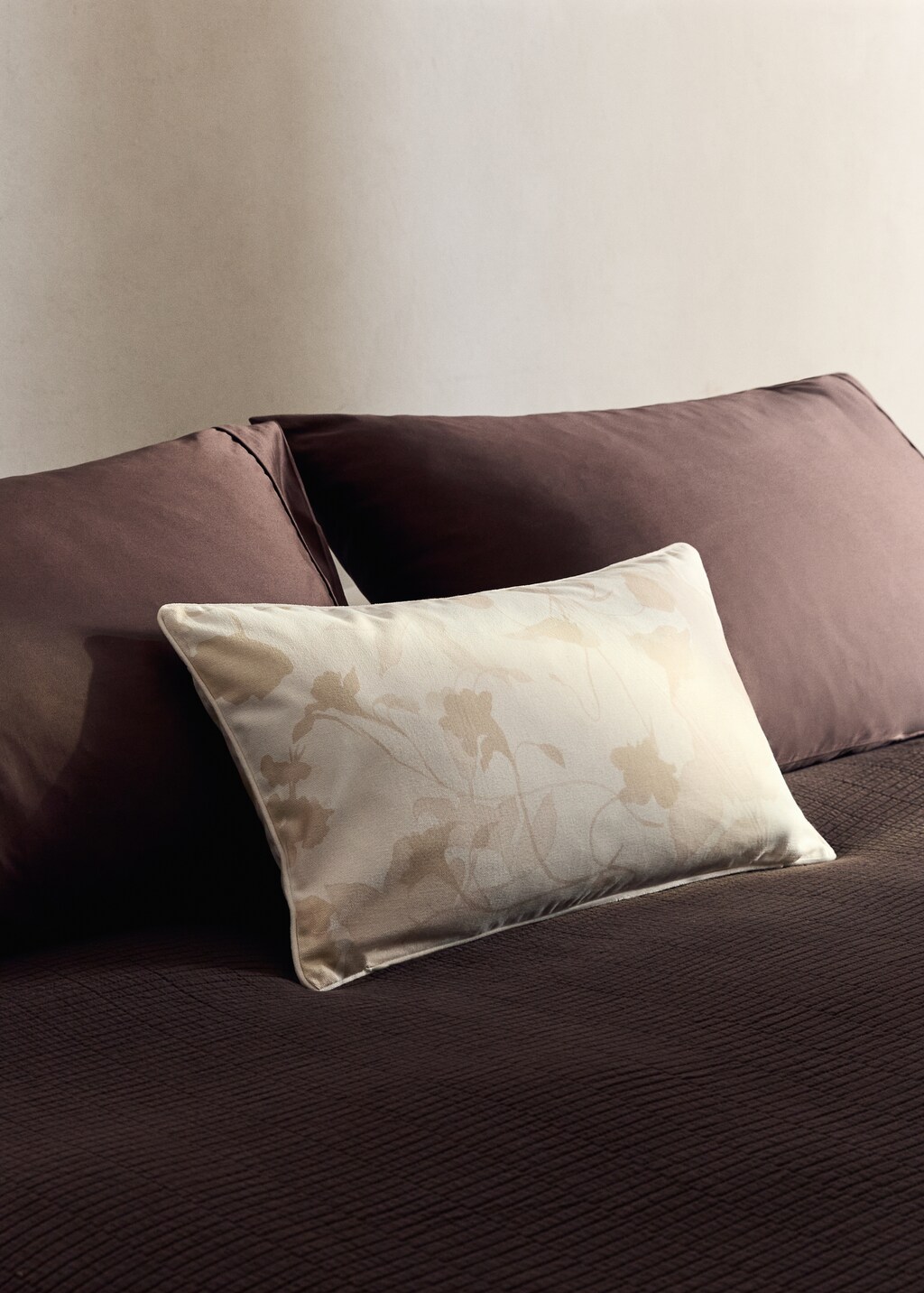 Floral-print cushion cover with velvet piping 30x50 cm