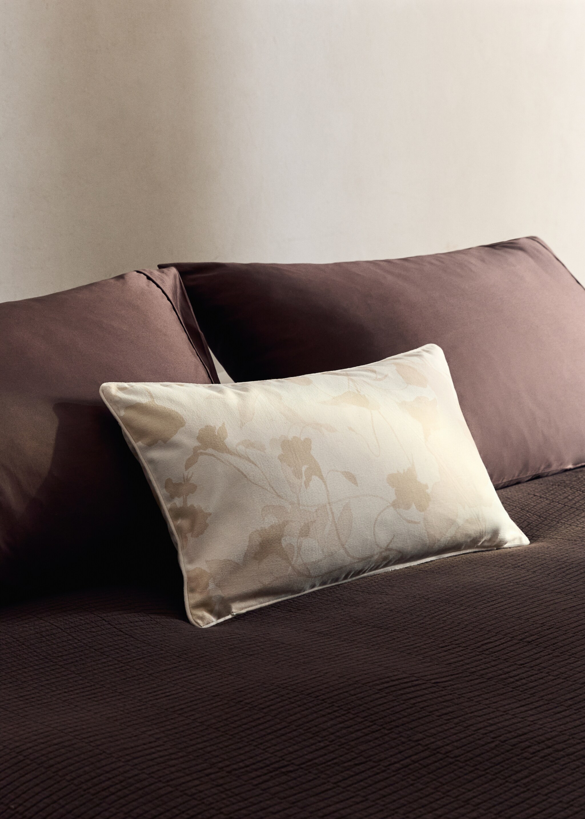 Floral-print cushion cover with velvet piping 30x50 cm - General plane, Vanilla. Ref: 17003352-00.