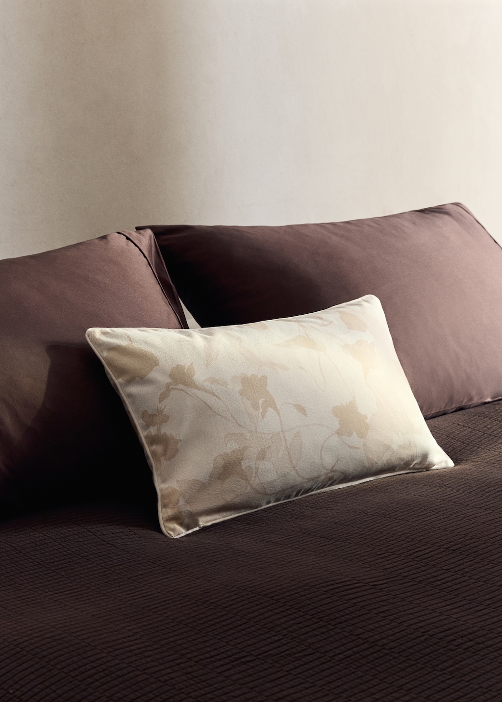 Floral-print cushion cover with velvet piping 30x50 cm