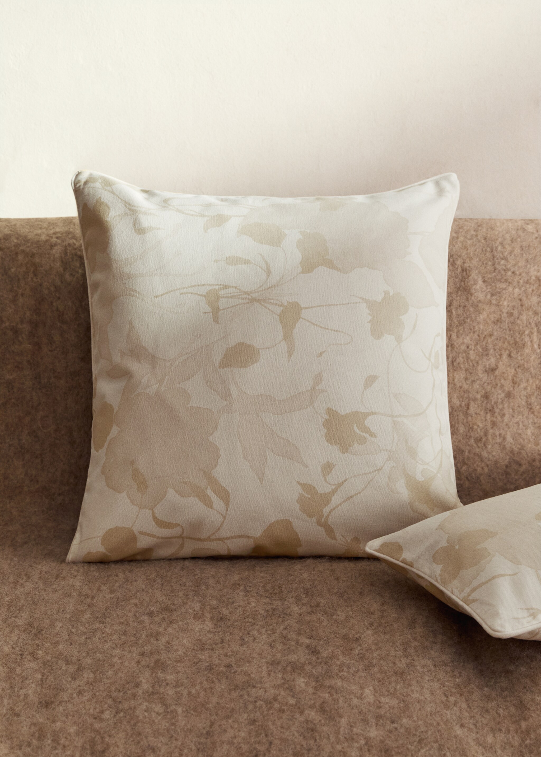 Floral-print cushion cover with velvet piping 50x50 cm - General plane, Vanilla. Ref: 17003353-00.