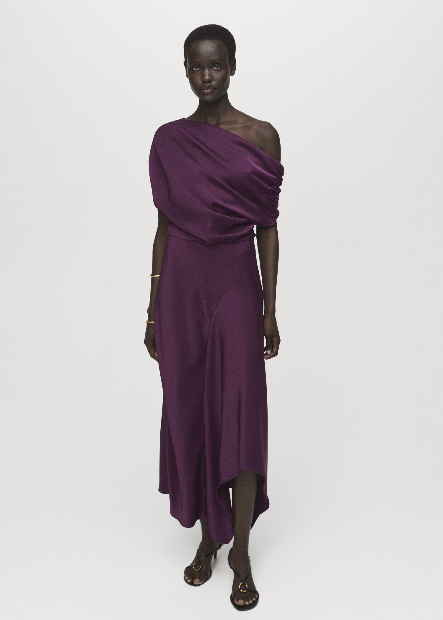 Robe satinée asymétrique - Plan général