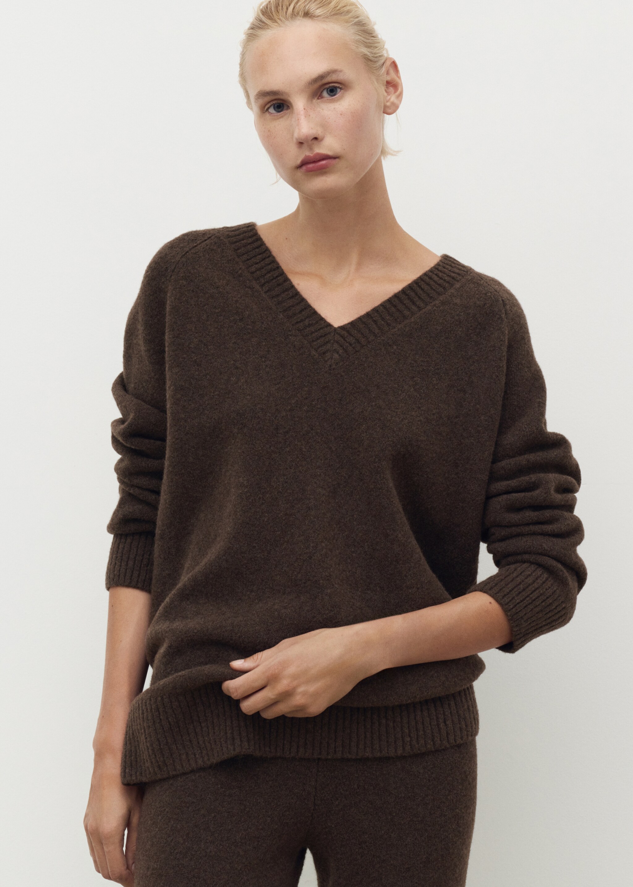 V-neck knit sweater - General plane, Chocolate. Ref: 17004103-00.