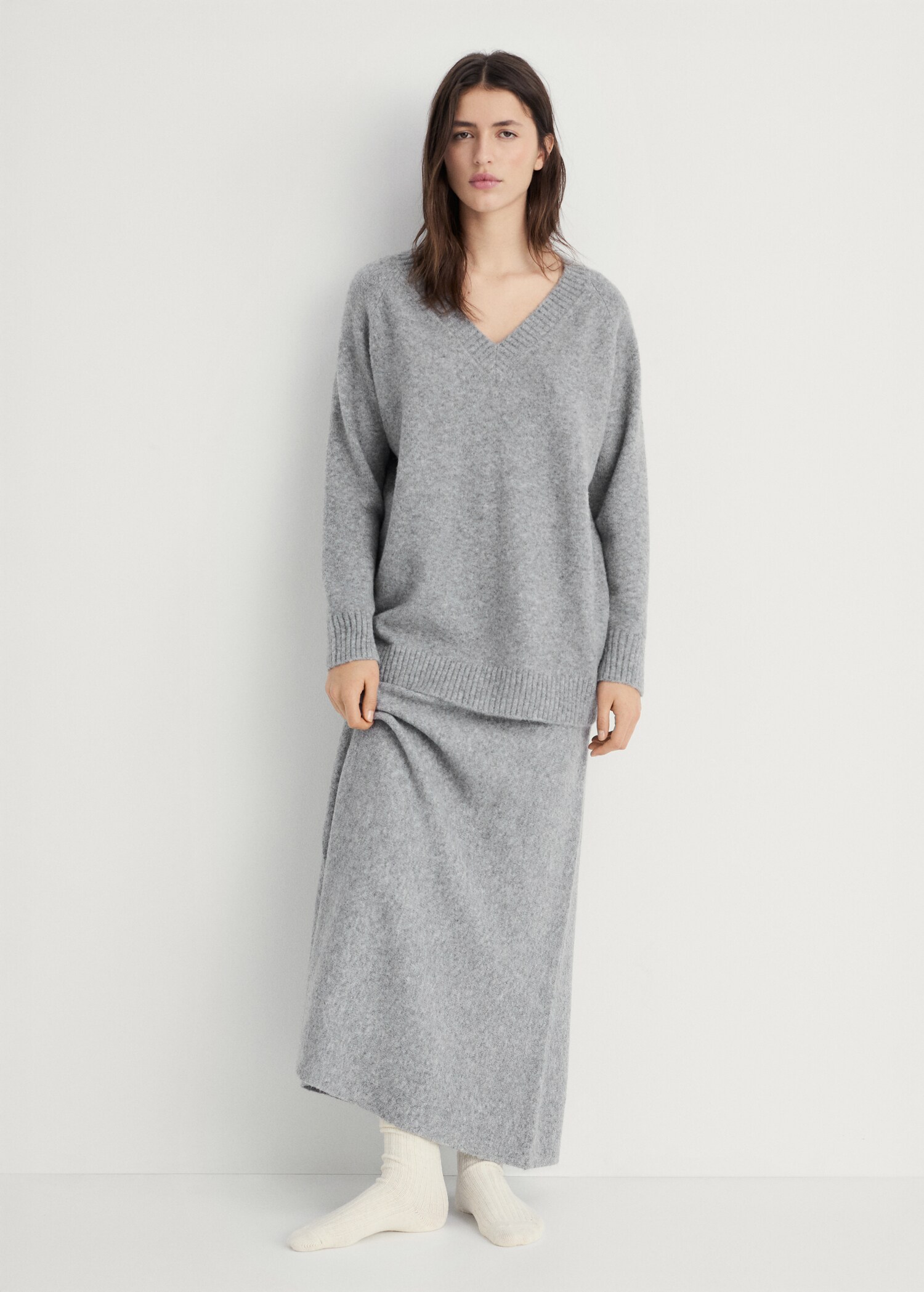 V-neck knit sweater - General plane