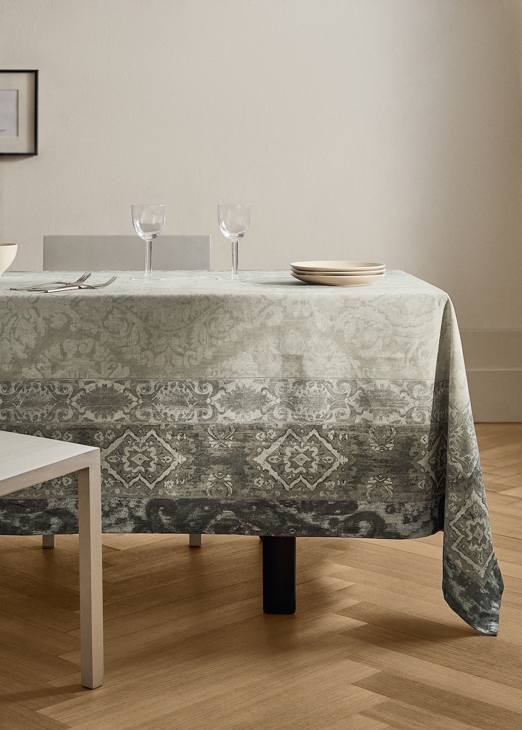 Damask-print cotton tablecloth for 6 to 8 diners