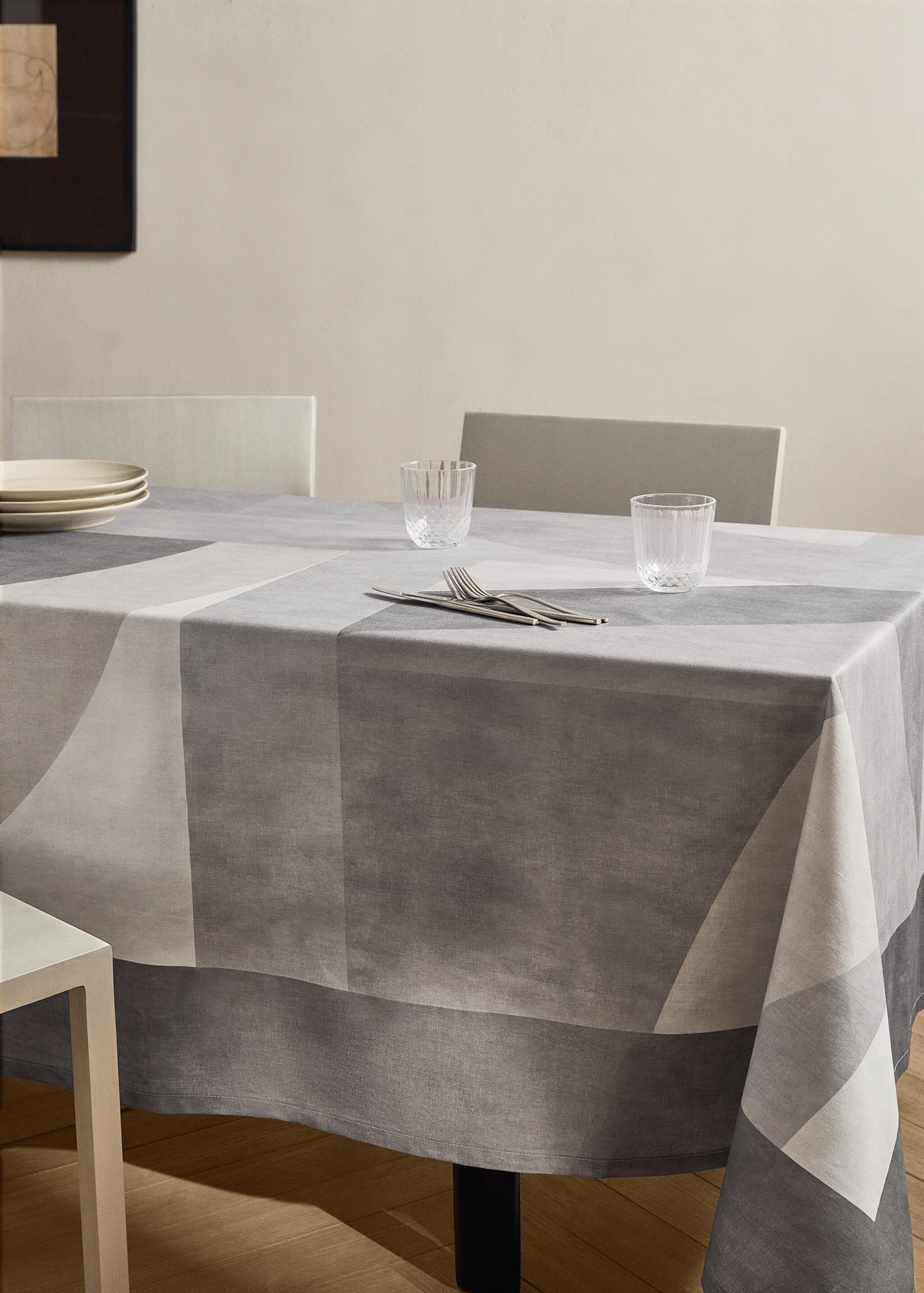 Cotton tablecloth with geometric print for 6 to 8 diners - General plane, Dark Grey. Ref: 17004140-00.