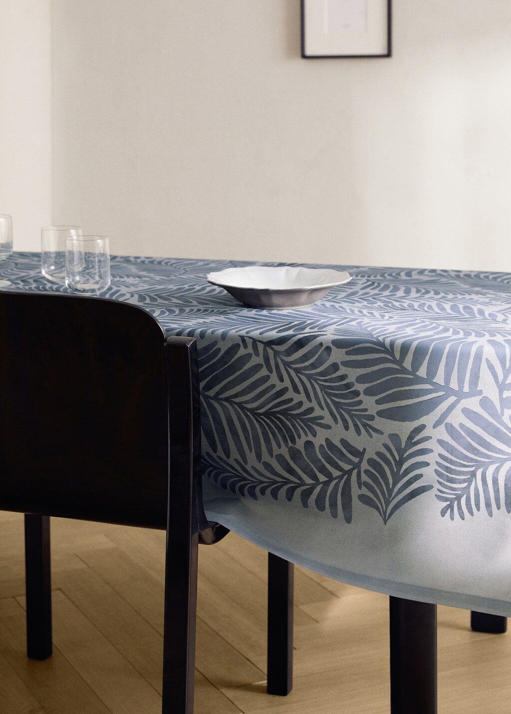 Cotton canvas tablecloth with leaf print for 6 to 8 diners