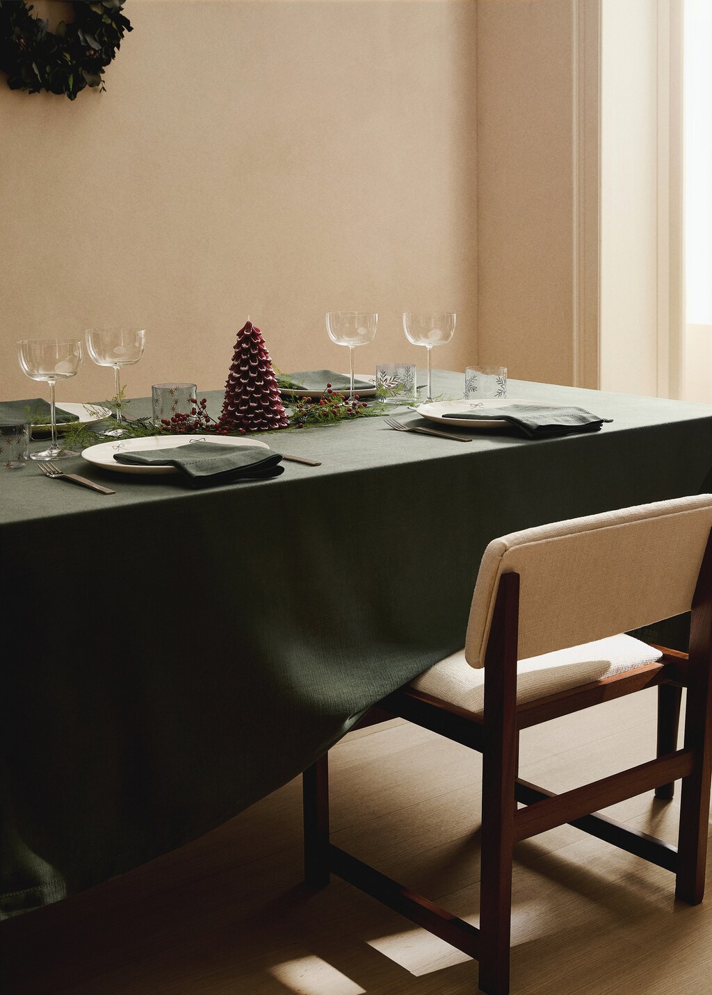 Cotton hemstitched tablecloth for 2 to 4 diners