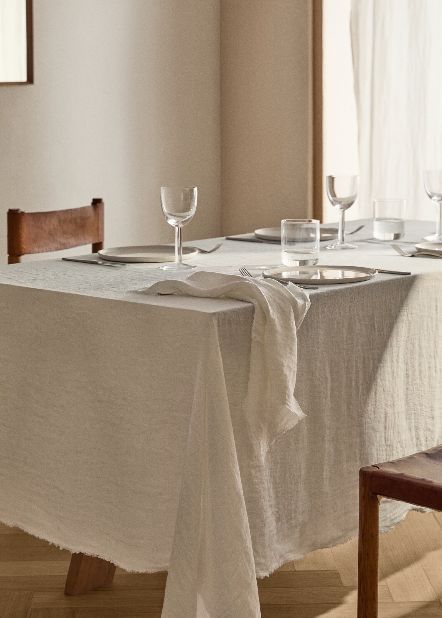 Linen tablecloth with frayed ends for 6 to 8 diners - General plane