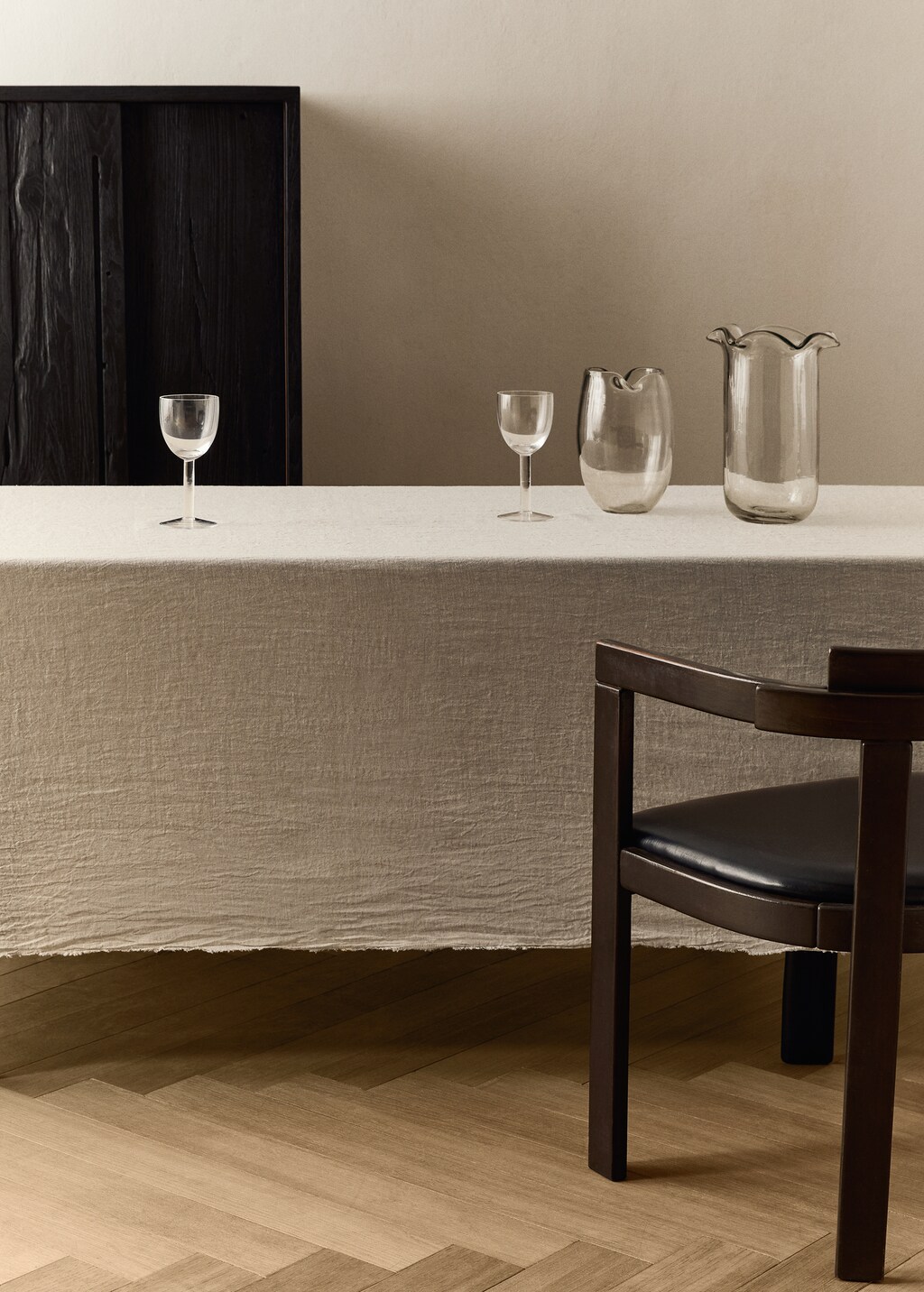 Linen tablecloth with frayed ends for 6 to 8 diners