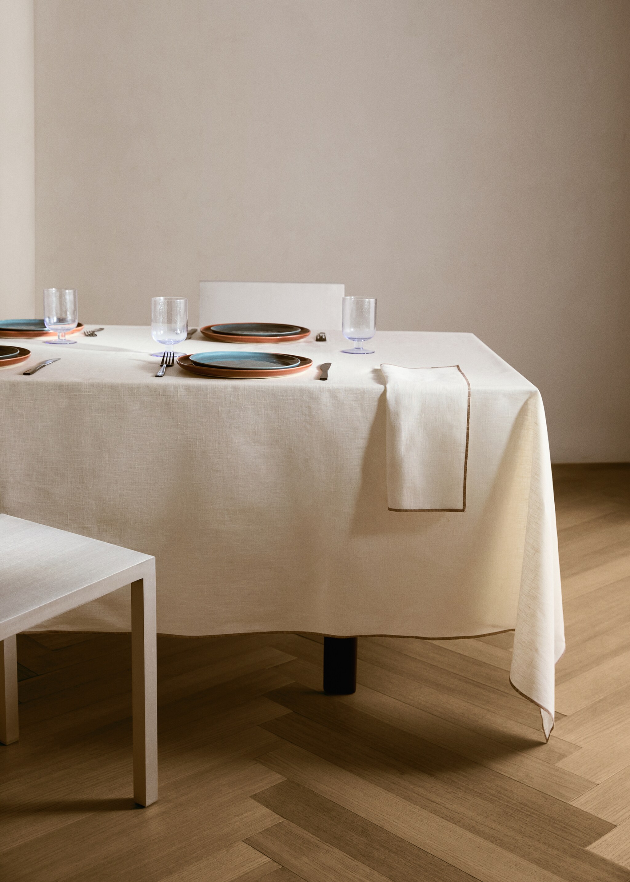 Resin-coated linen tablecloth with contrast overlock for 2 to 4 diners - General plane, Off White. Ref: 17004154-00.