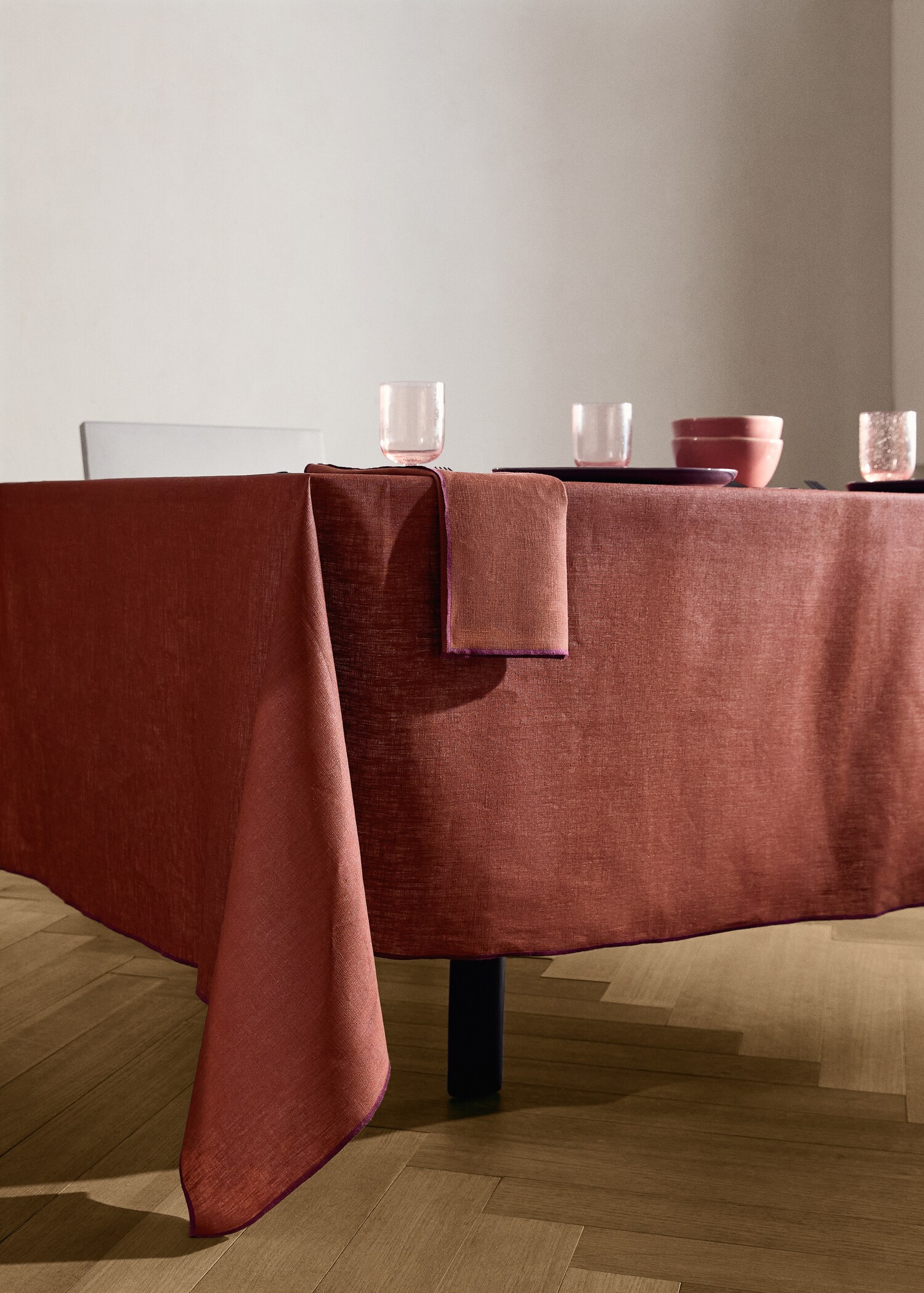 Mantel resinado 100% lino overlock contraste 6 a 8 comensales - Plano general