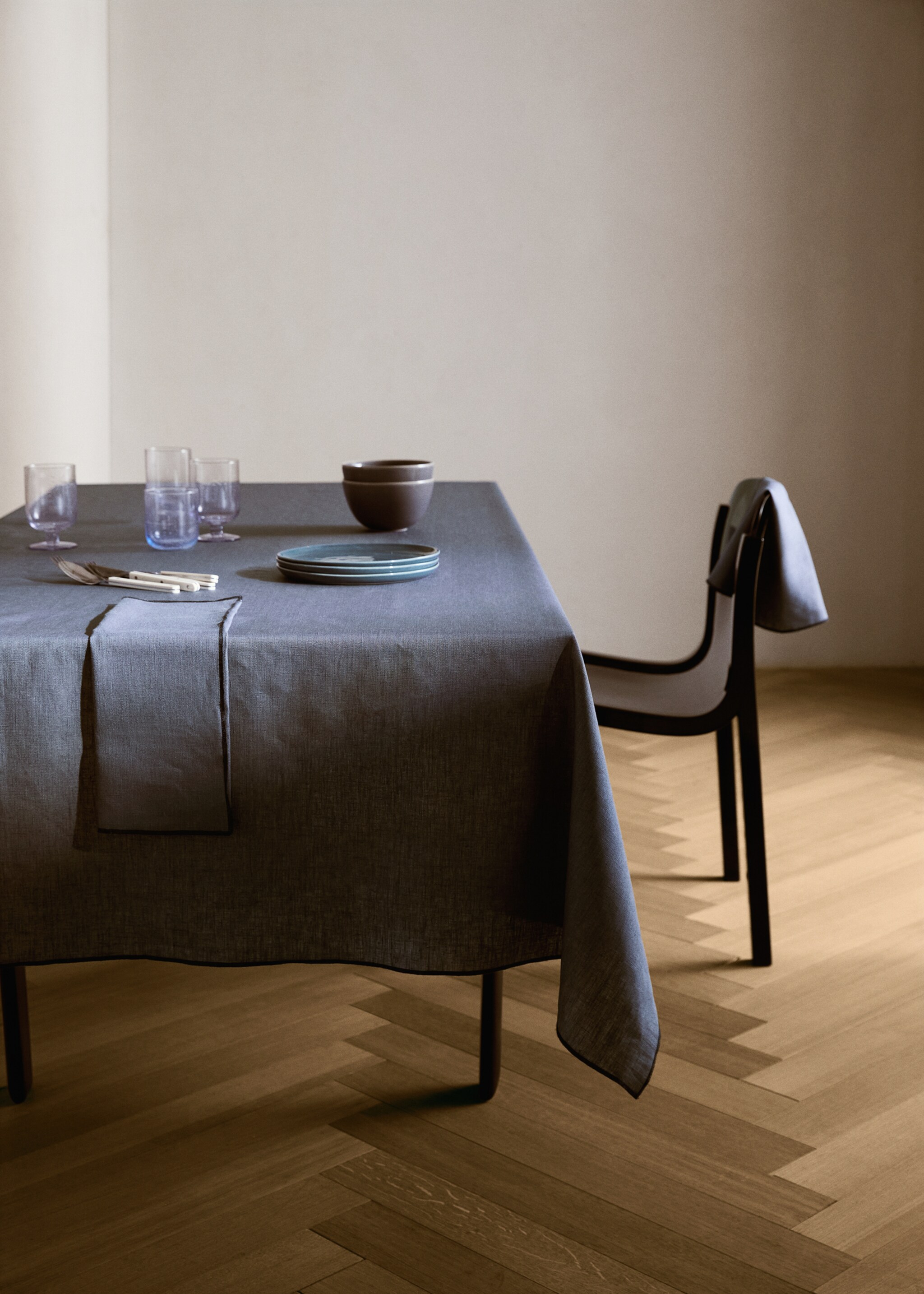 Resin-coated 100% linen tablecloth with contrasting overlock for 6 to 8 diners - General plane, Ink Blue. Ref: 17004155-00.
