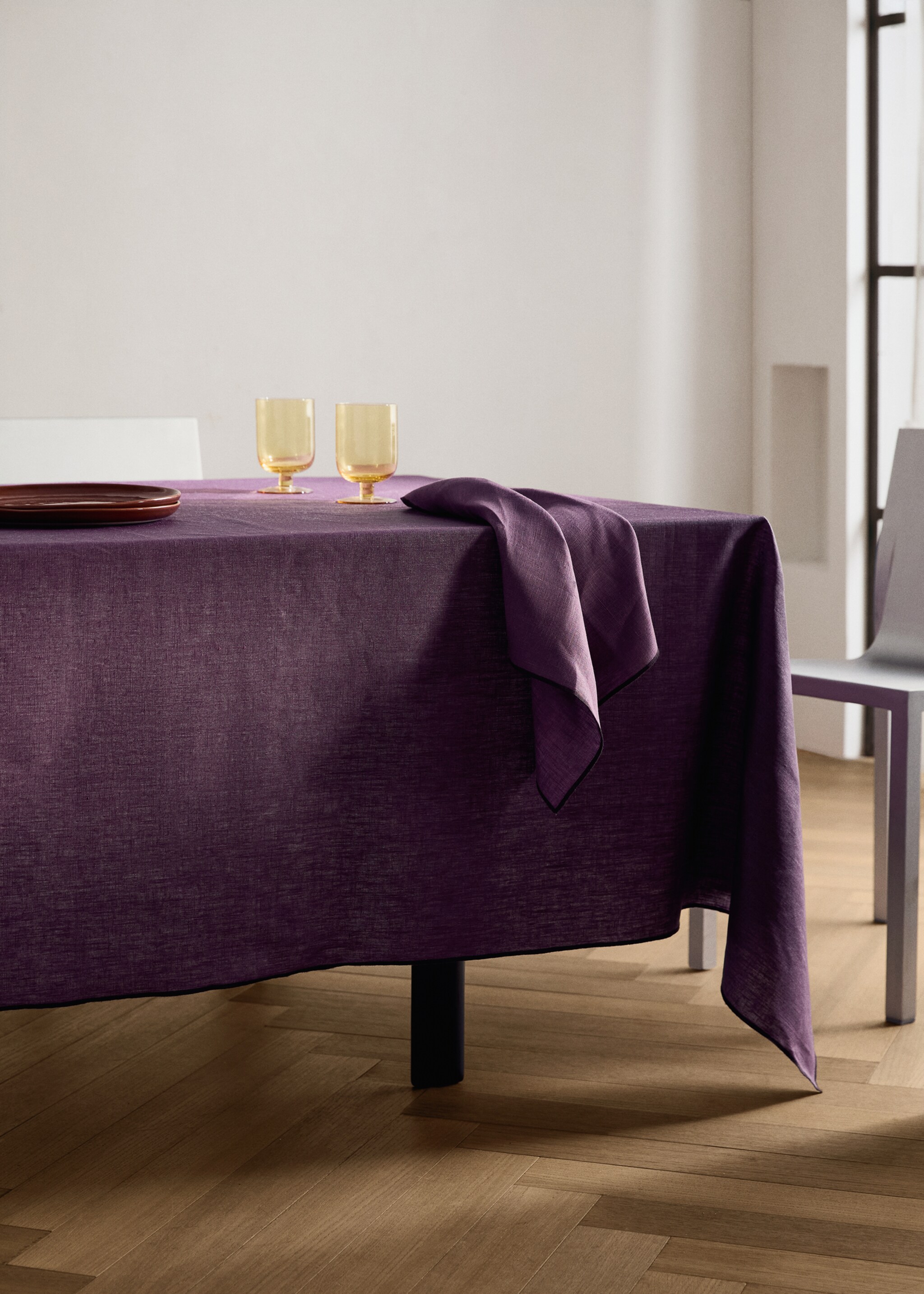 Nappe 100 %lin enduit overlock contraste pour 4 à 6 convives - Plan général, Mûre. Ref: 17004155-00.