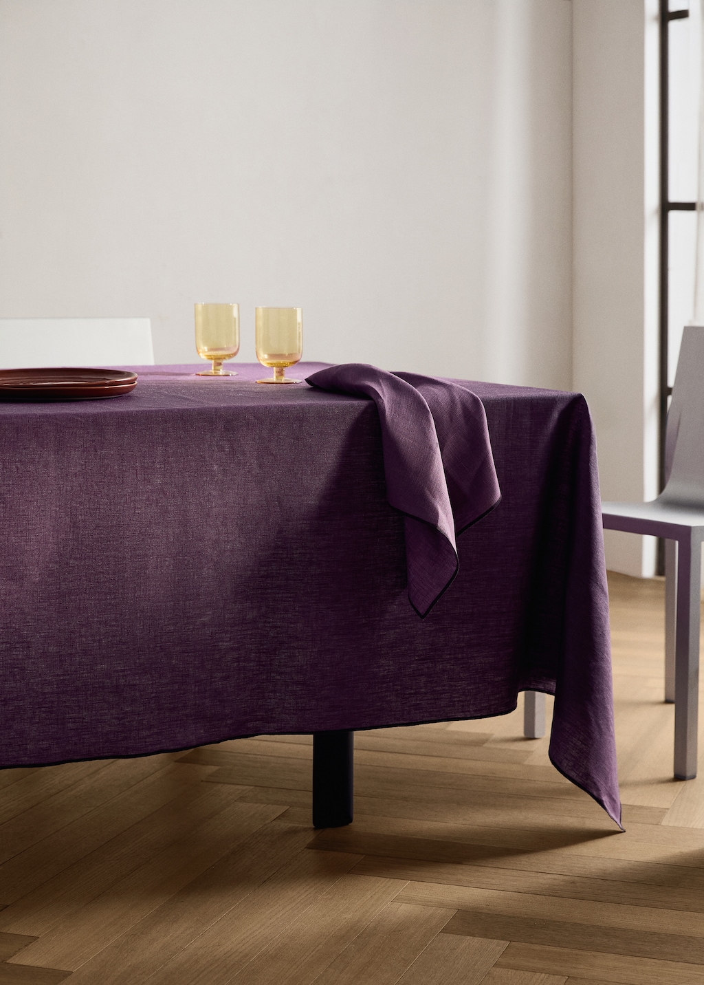 Resin-coated 100% linen tablecloth with contrasting overlock for 6 to 8 diners