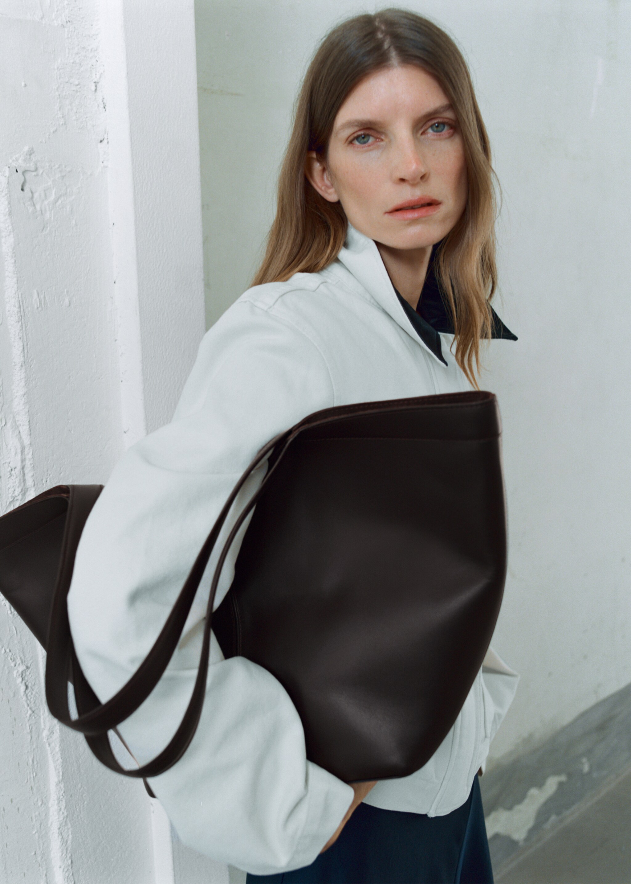 Large leather shoulder bag - General plane, Chocolate. Ref: 17004454-00.