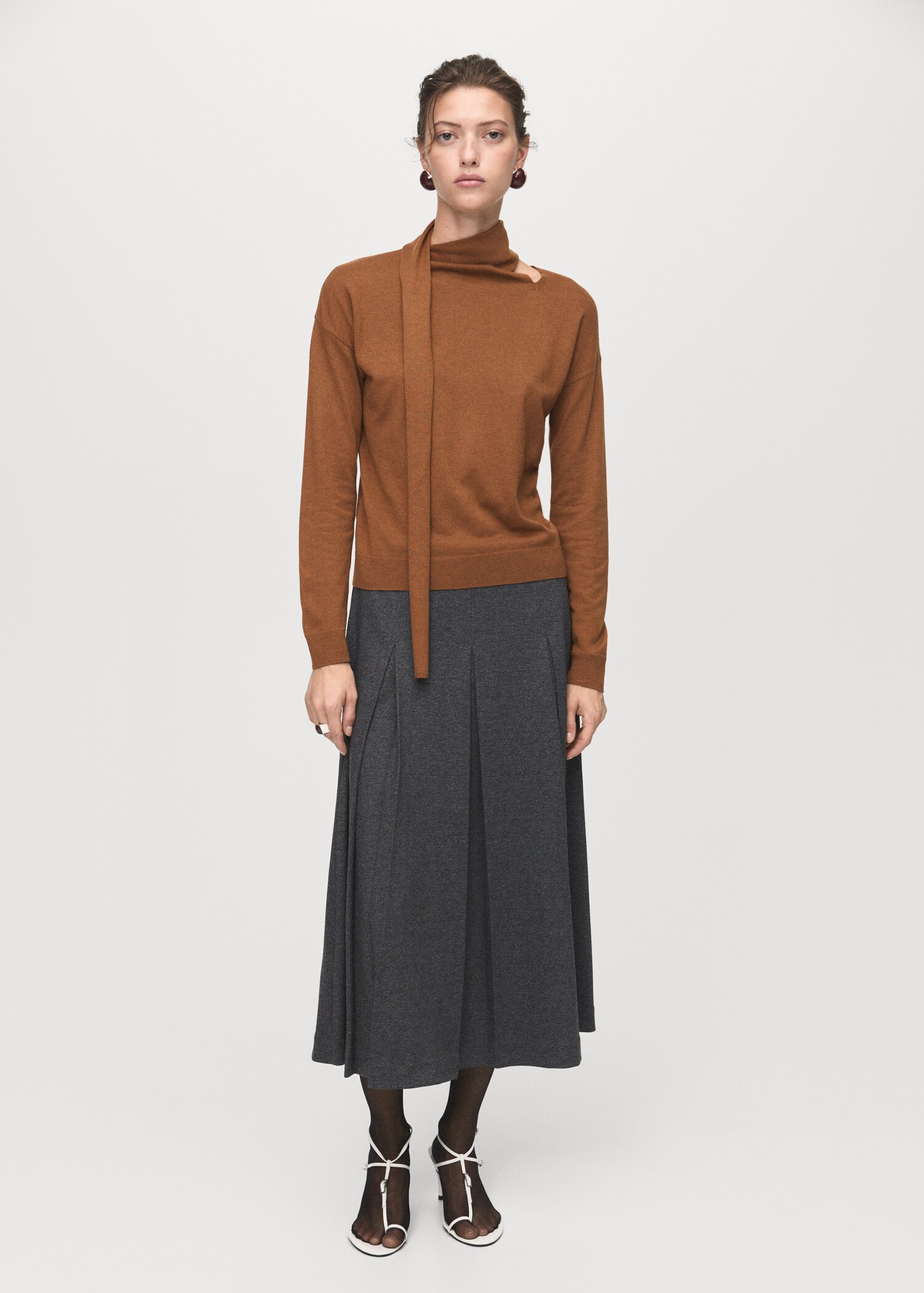 Fine-knit sweater with scarf - General plane