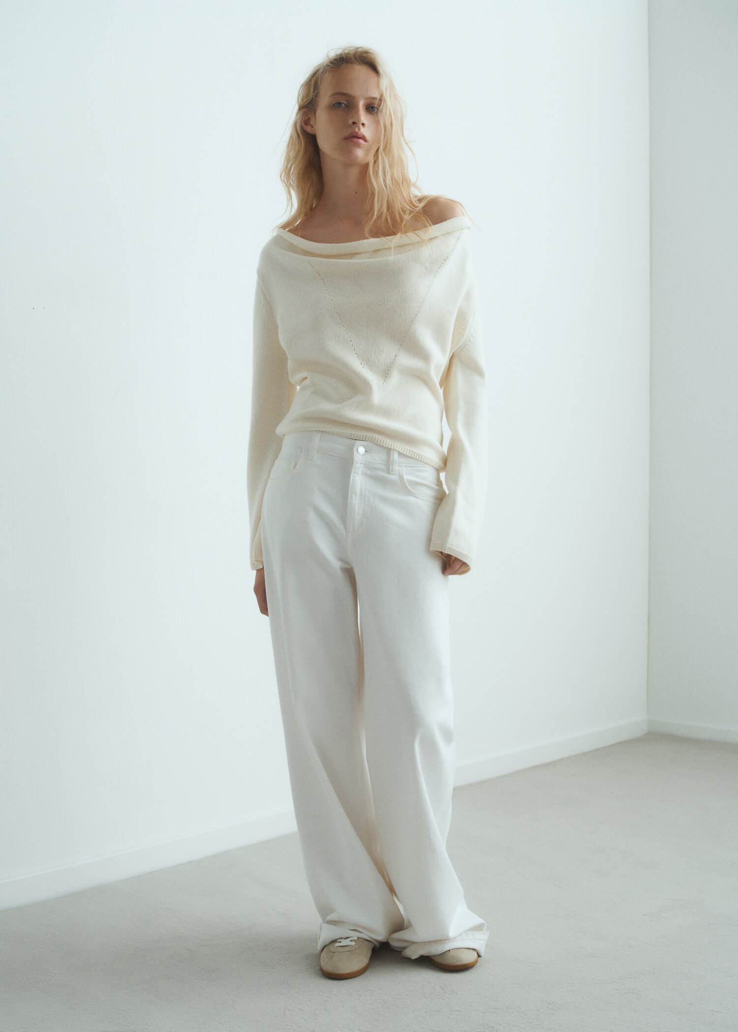 Cowl neck sweater - General plane