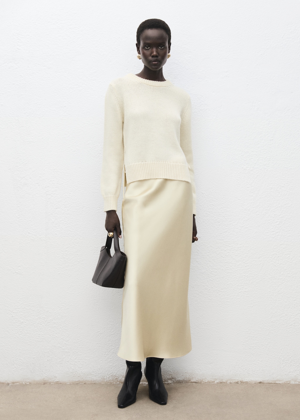 Knitted sweater with tie slits