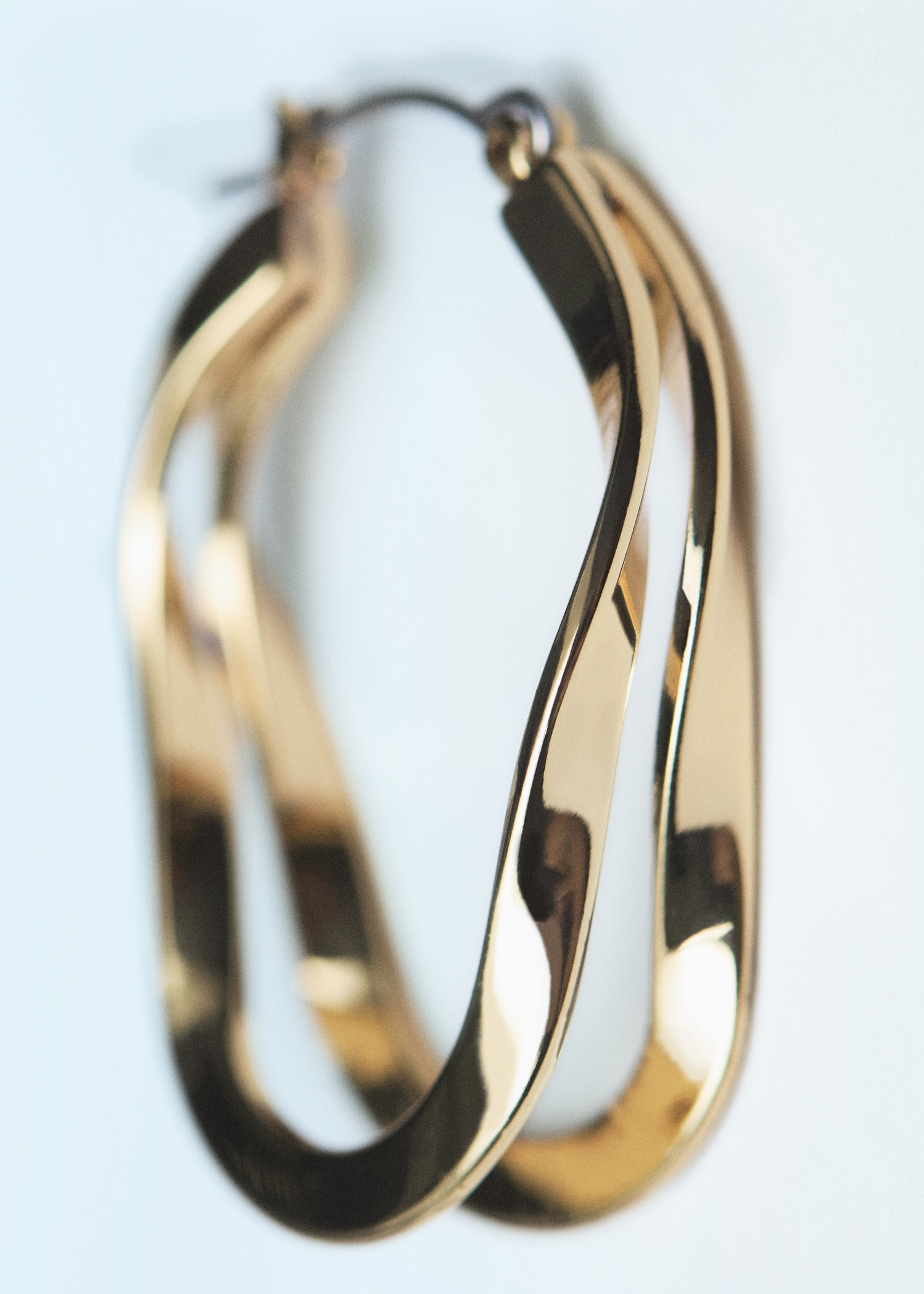 Twisted hoop earrings Women MANGO Indonesia1