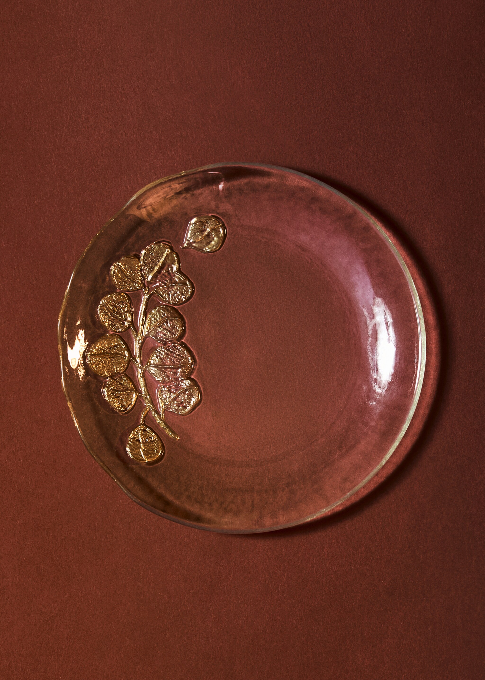 Glass dessert plate with eucalyptus detail - General plane, Gold. Ref: 17007780-00.