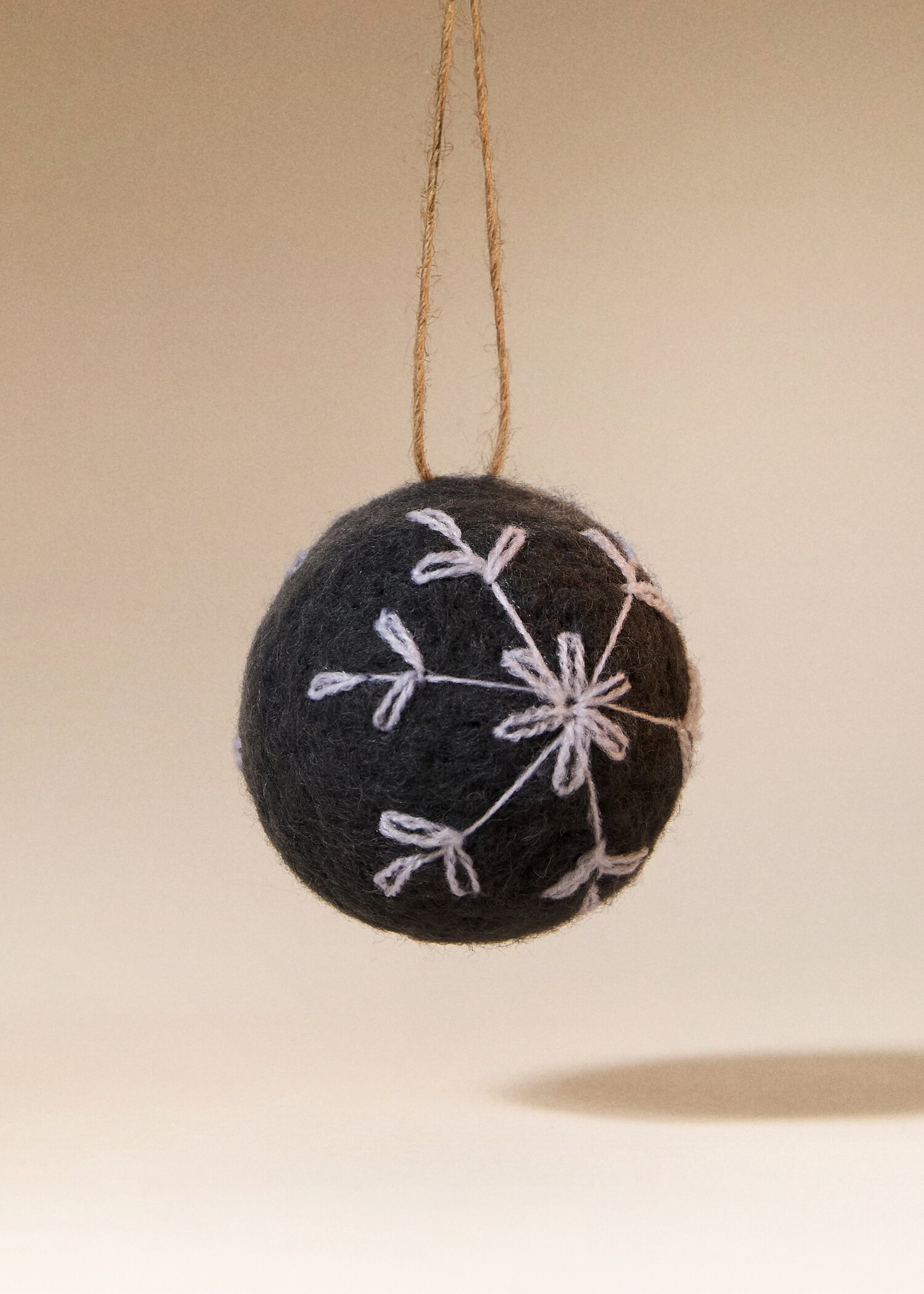 Felt tree ornaments - General plane