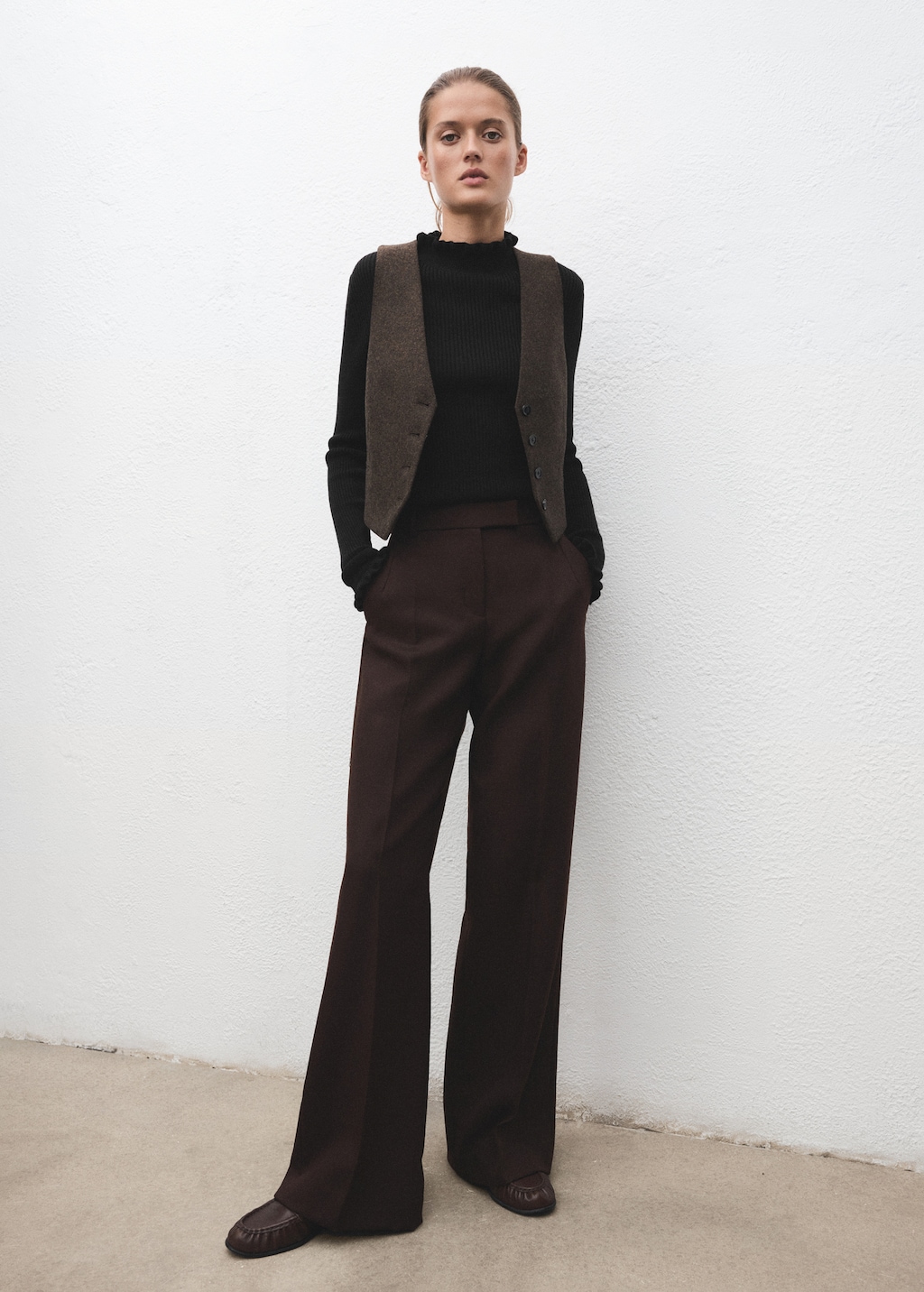 Ribbed sweater with scalloped finishes