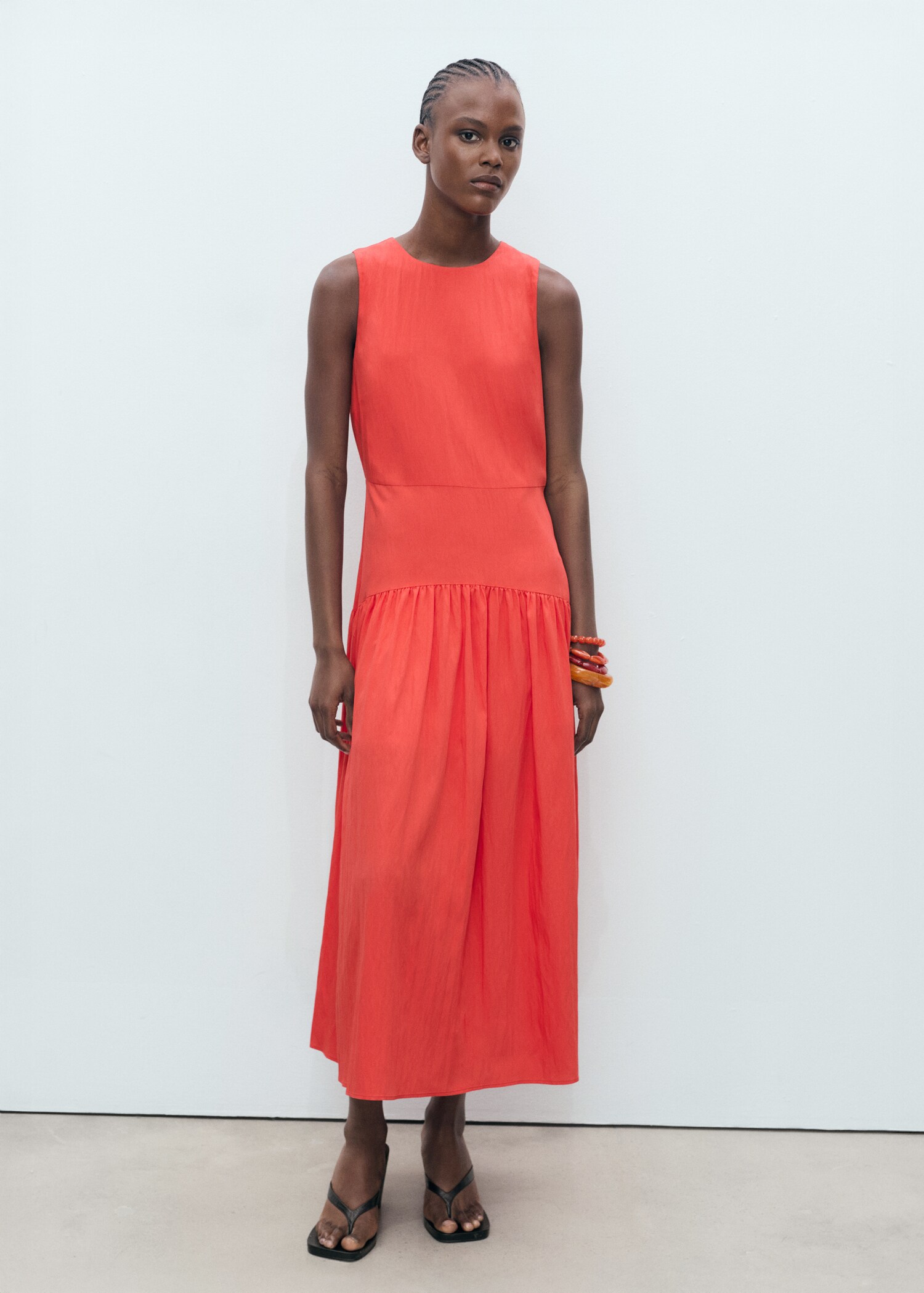 Long dress with gathered hem - General plane