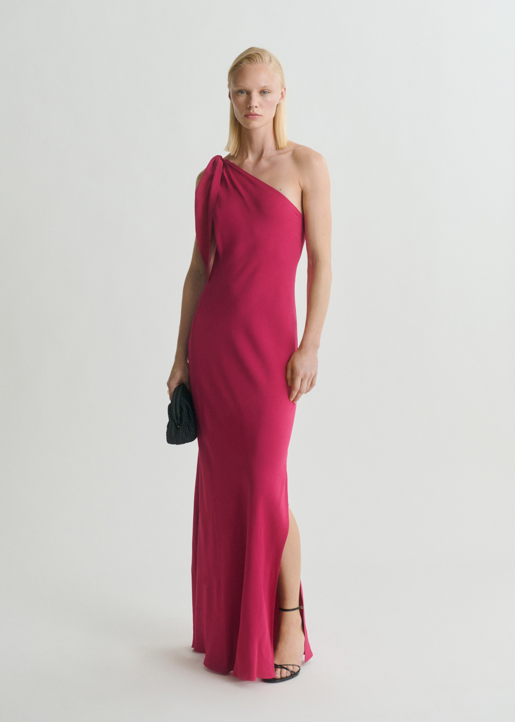 Robe asymétrique à bretelles et nœud - Plan général