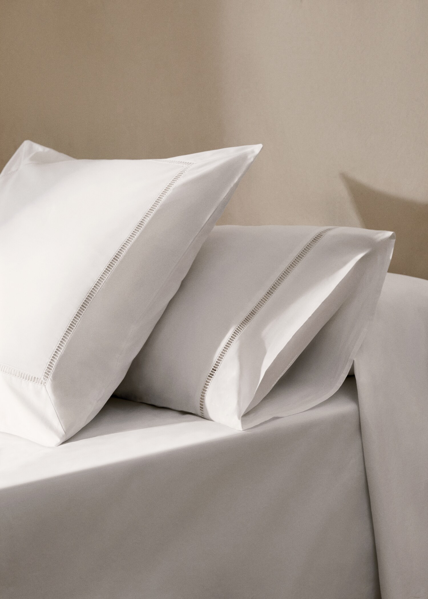 Deux taies d'oreiller en percale de coton ajouré 50x75 cm - Plan général