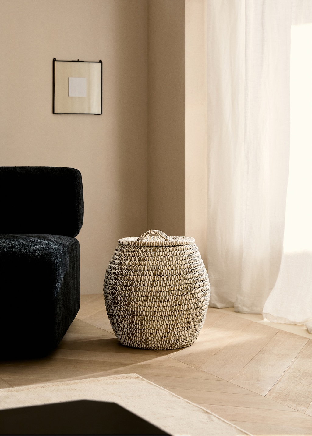 Medium natural fiber basket with oval design