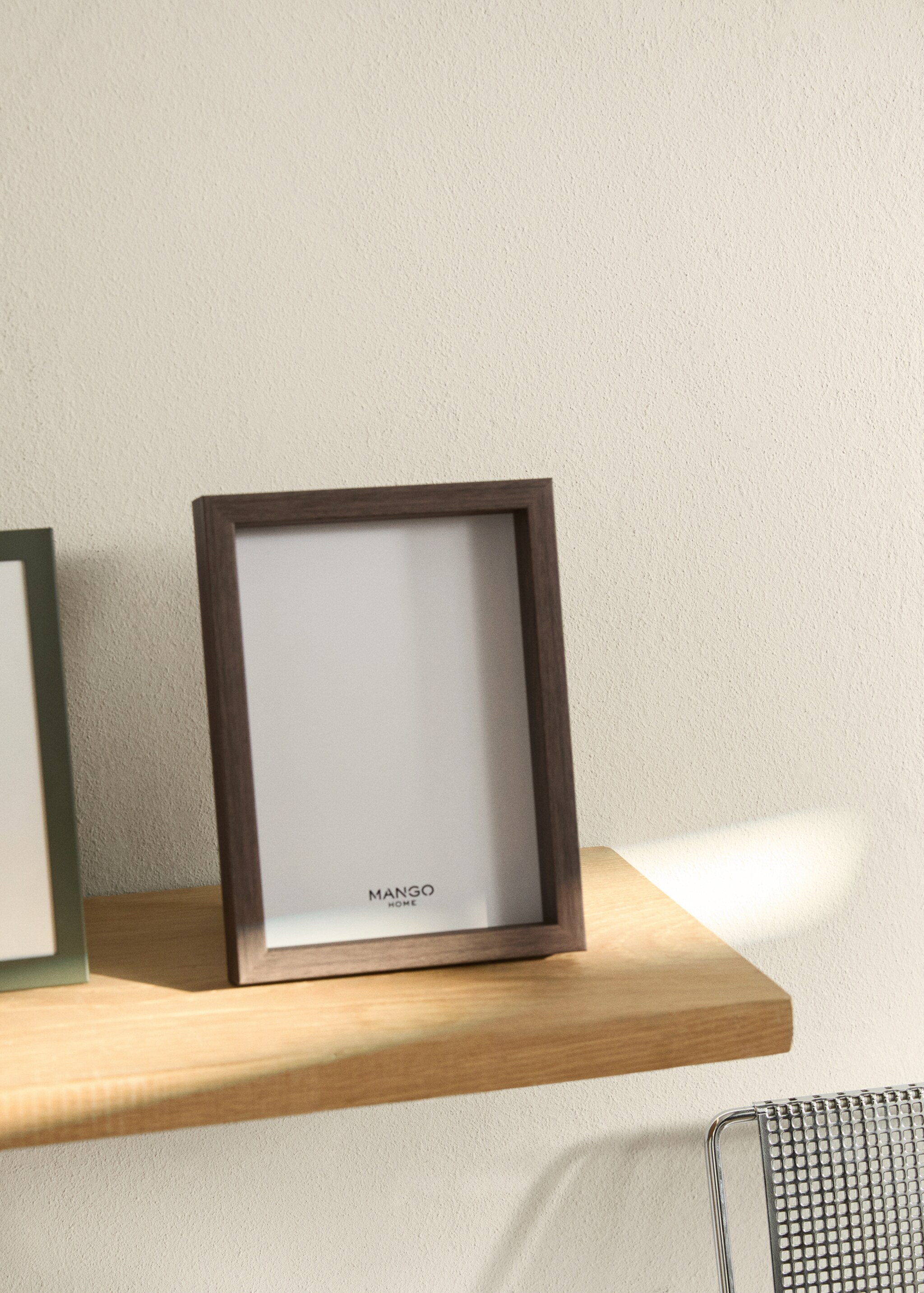 Recycled material photo frame - General plane